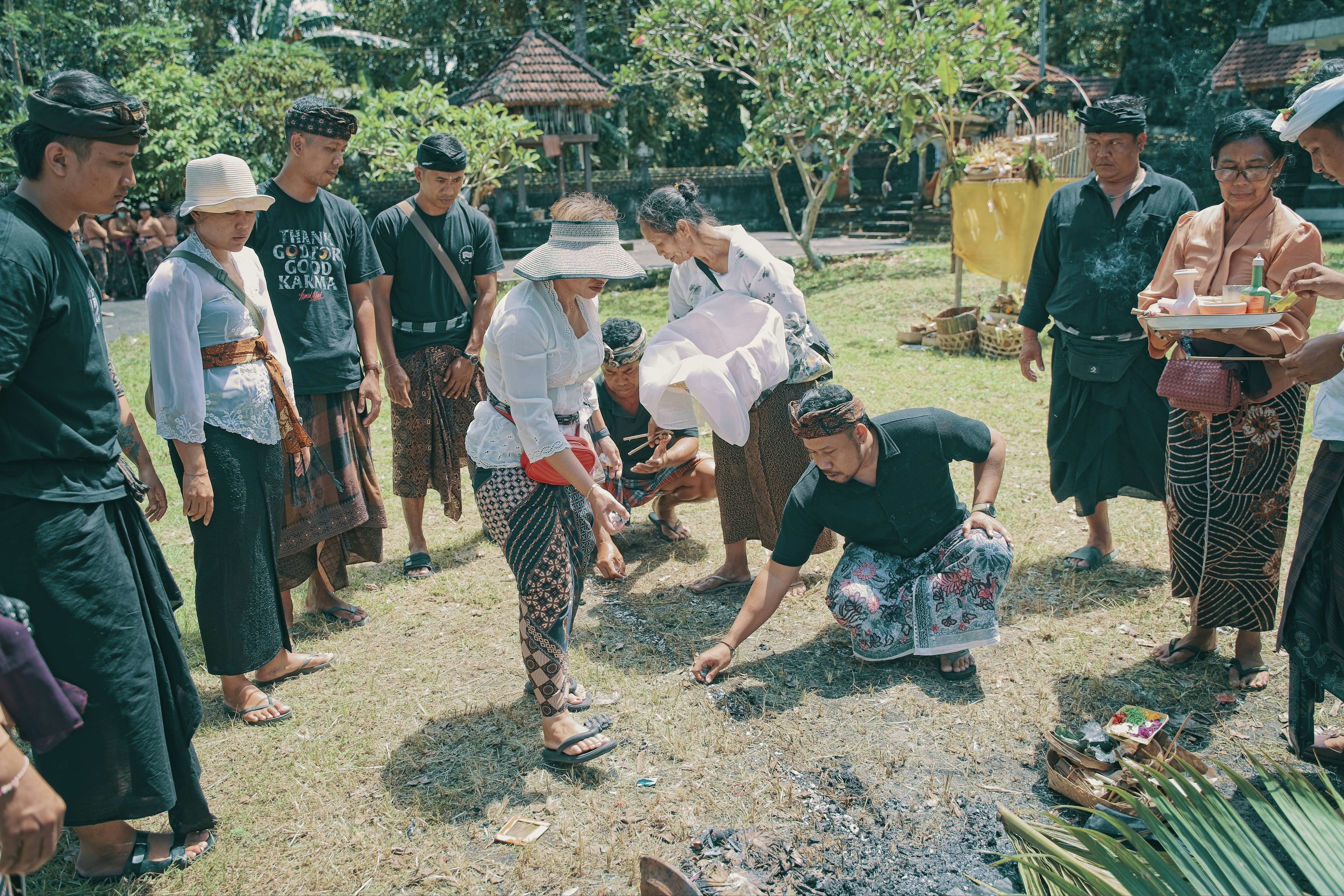 Orang-orang berkumpul di luar ruangan untuk upacara tradisional.