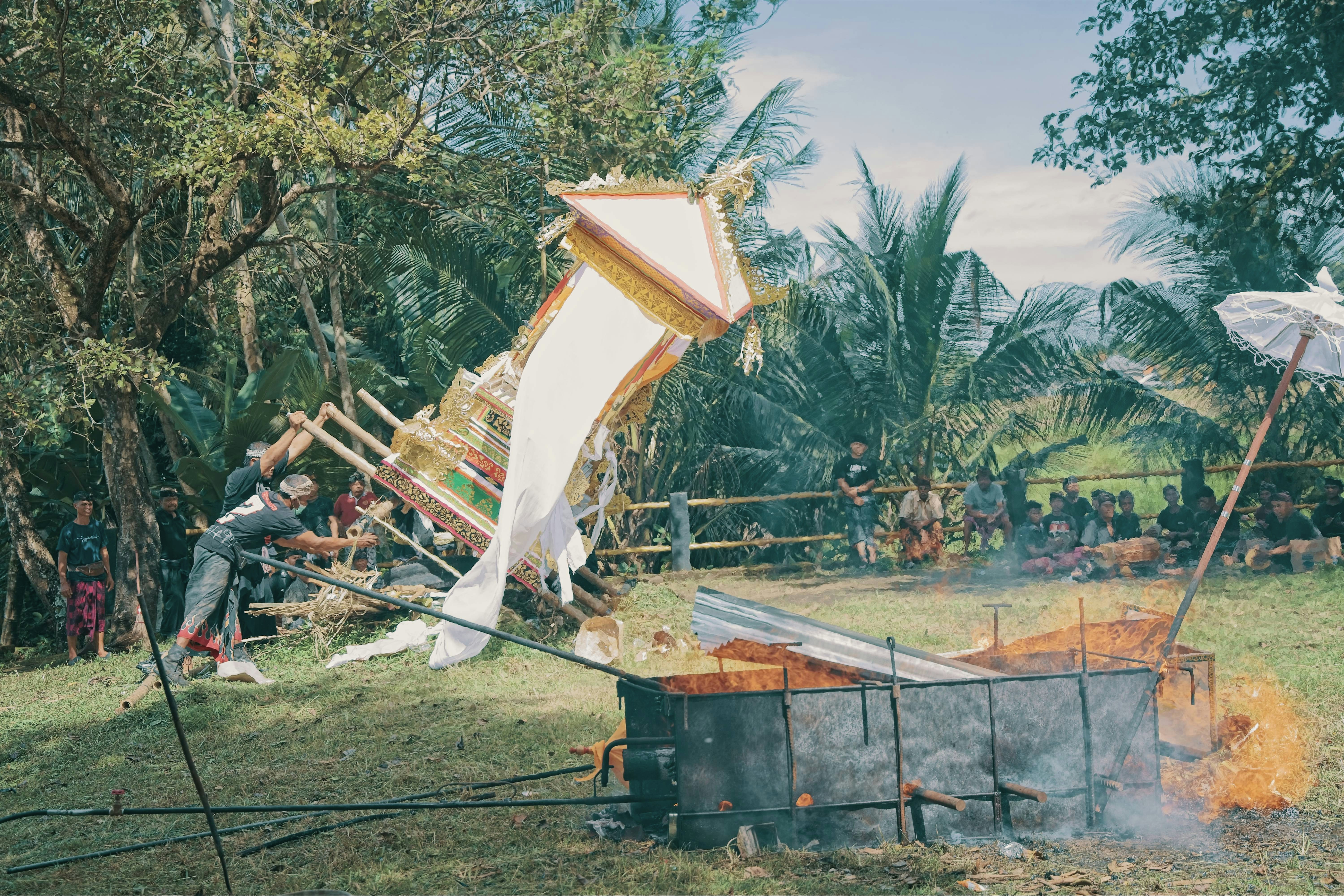 Una estructura ceremonial se derrumba en un incendio.