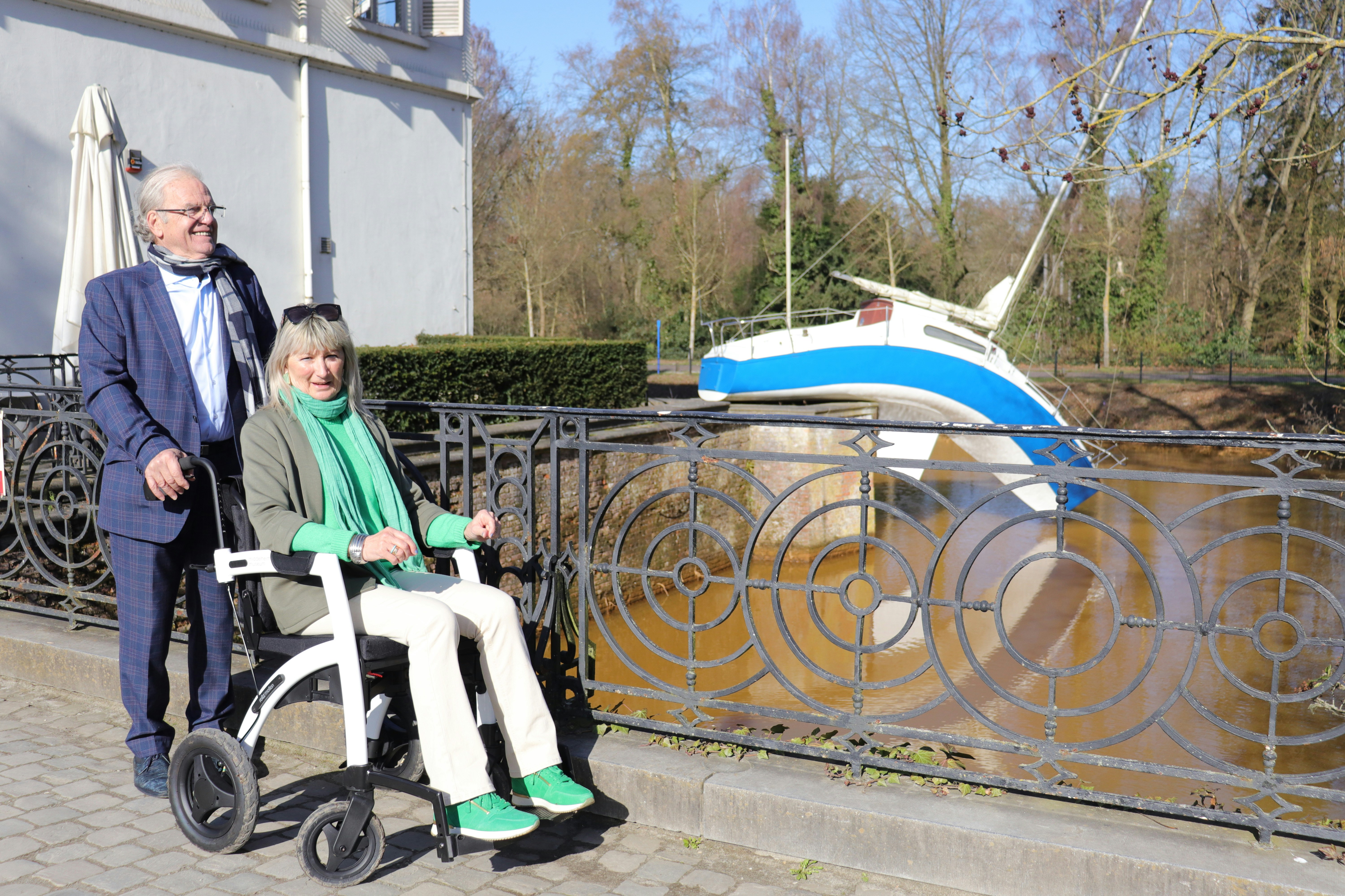 Casal idoso com um andador à beira de um rio