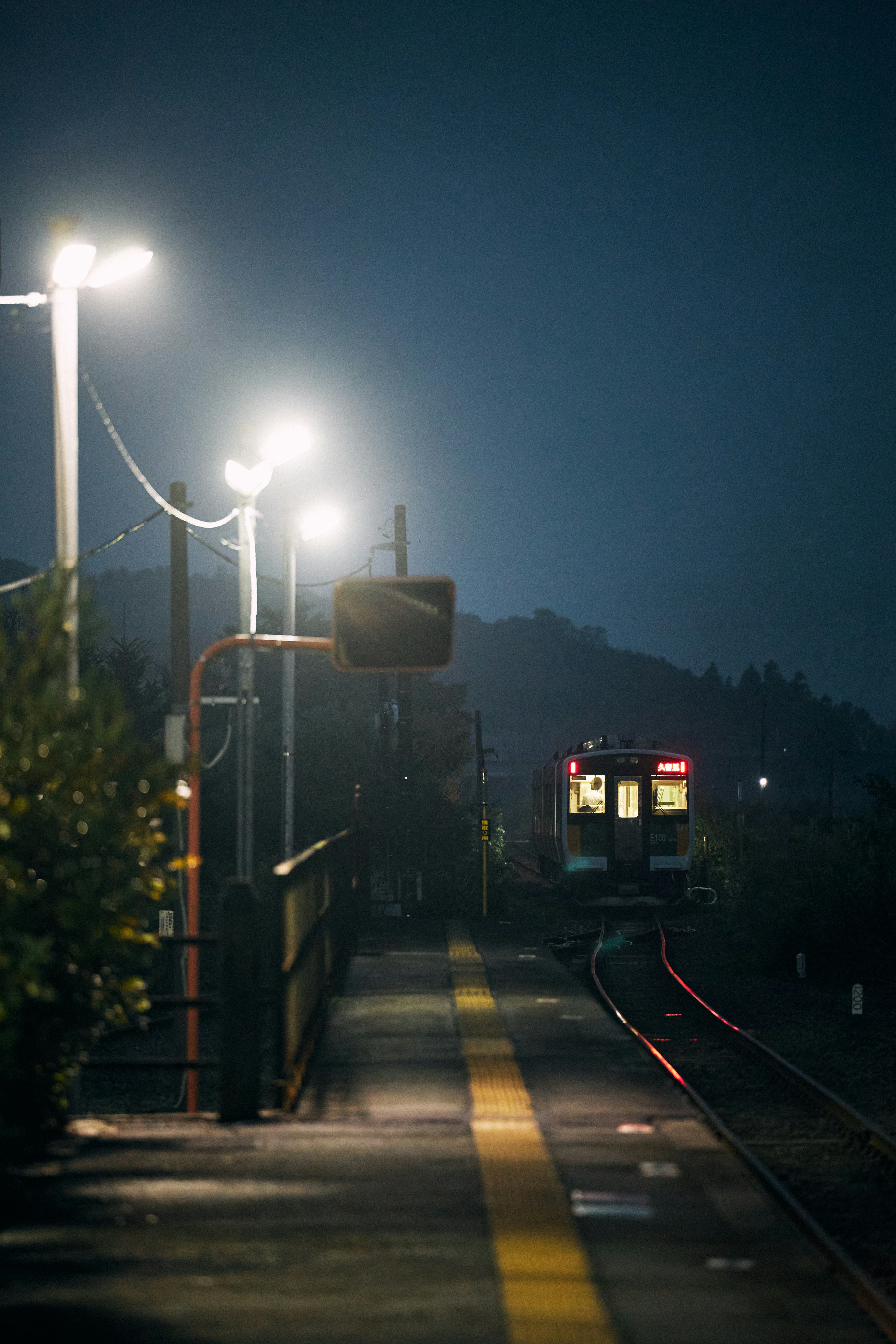 夜の駅で列車が走る