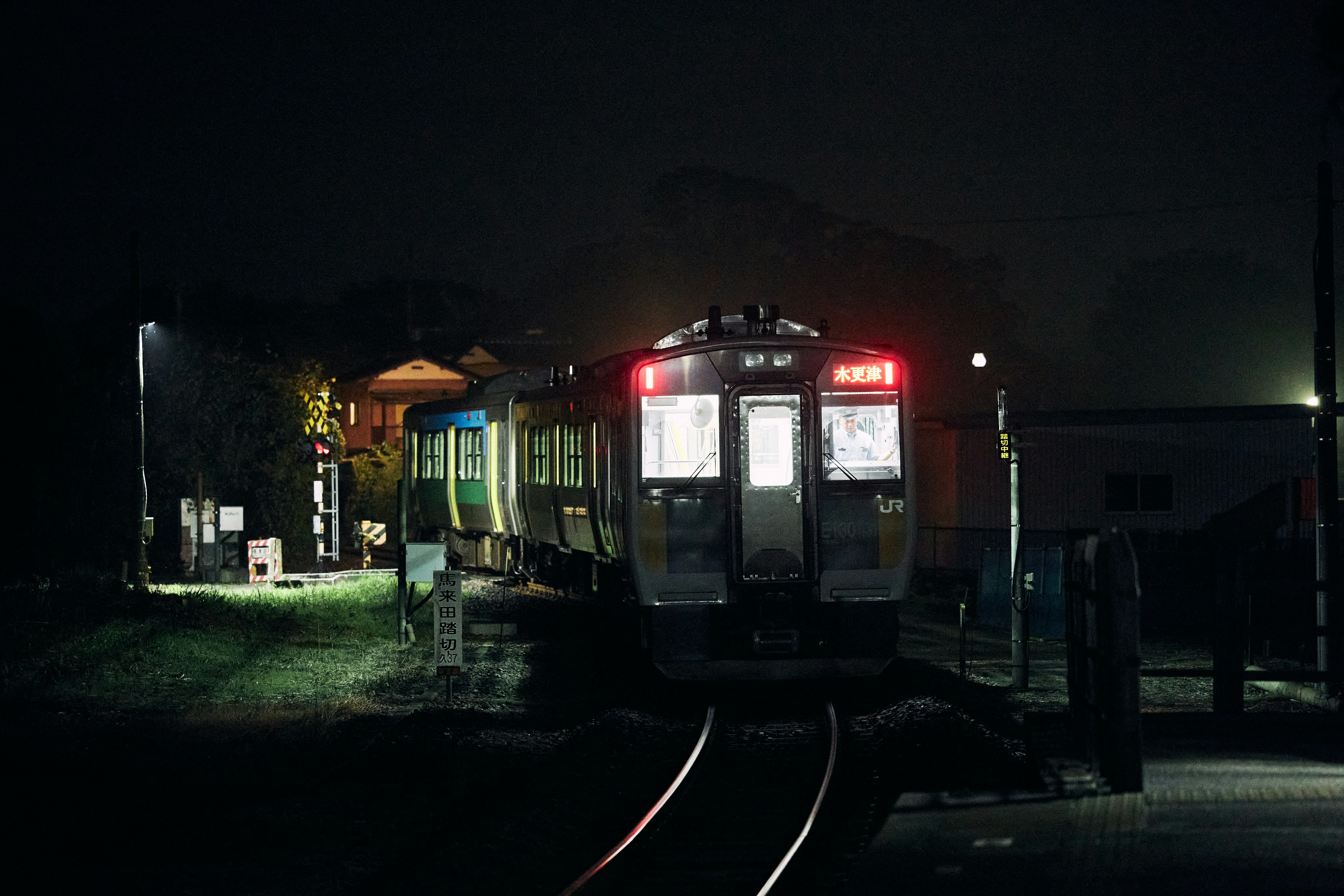 夜の駅で列車が走る