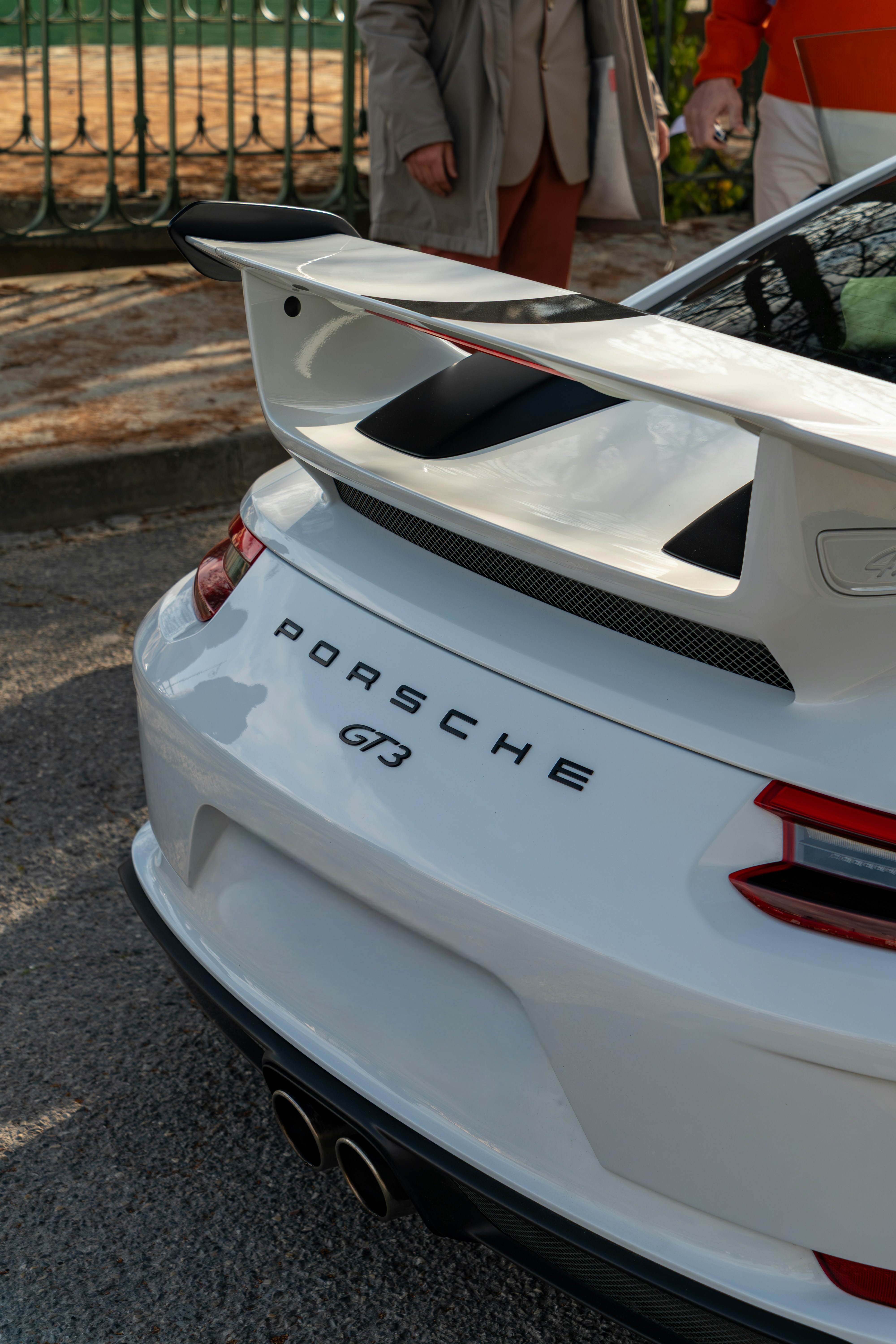 Porsche GT3 blanche avec un grand aileron arrière.