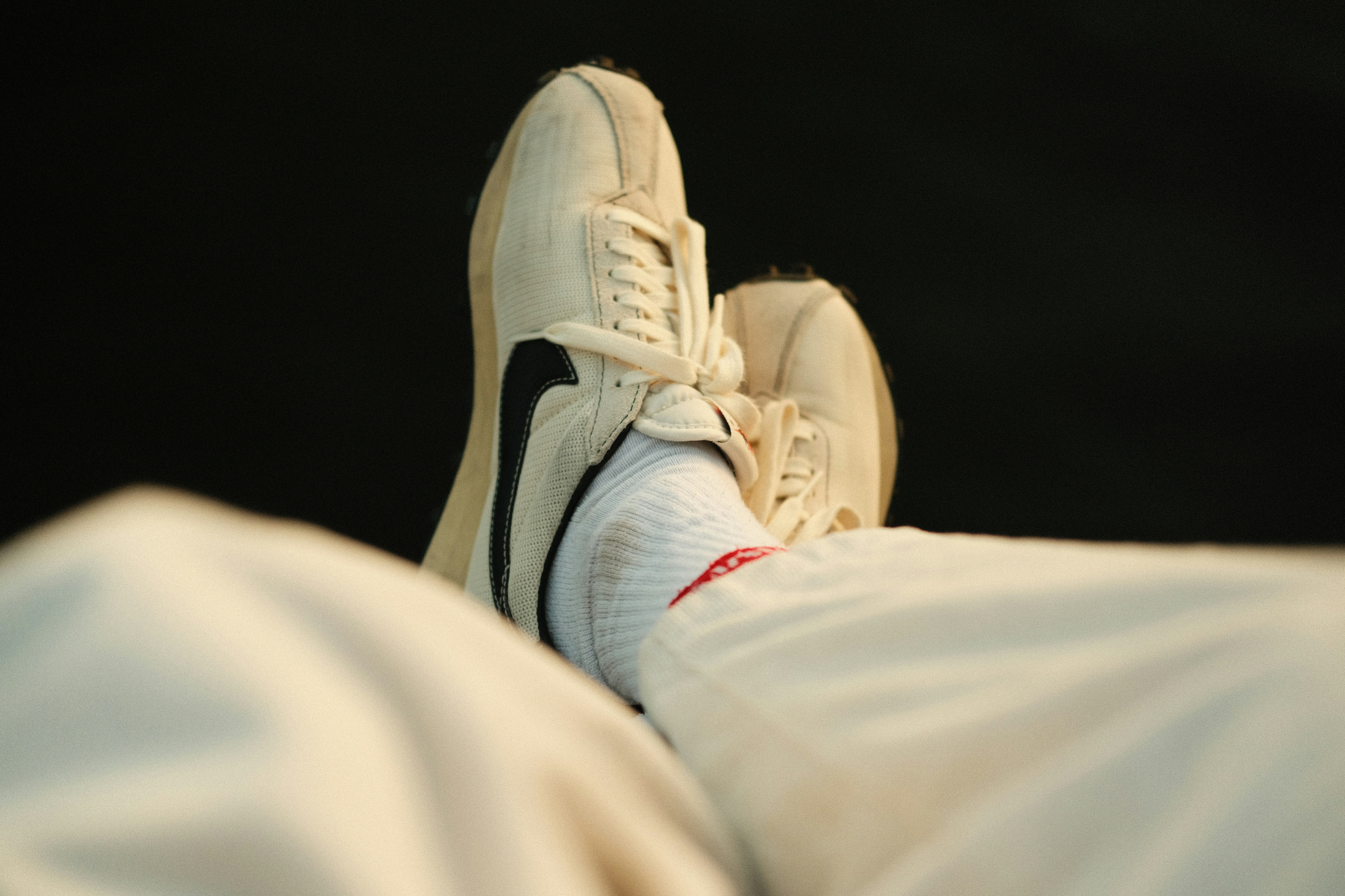 Eine Person mit weißen Turnschuhen und Socken