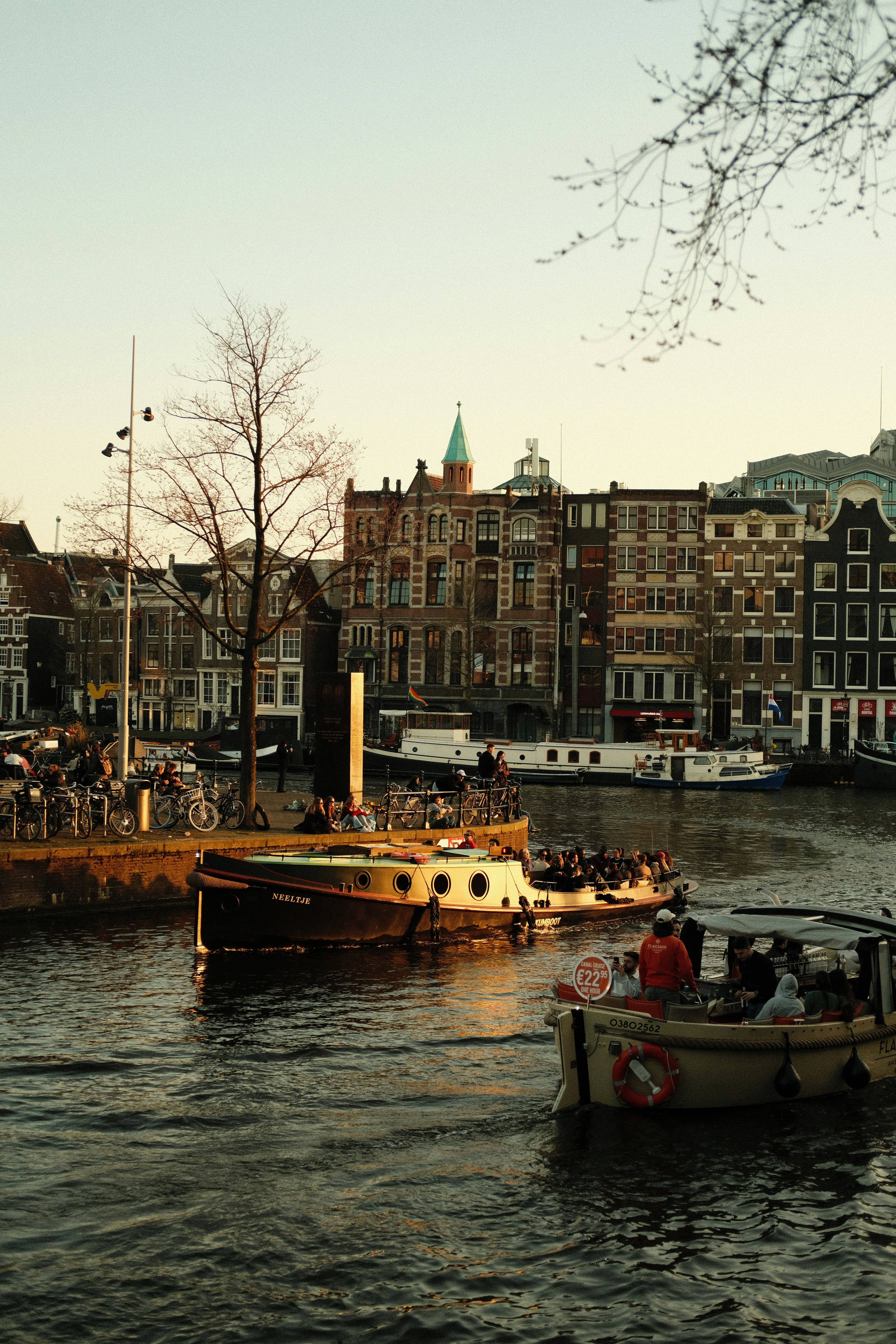 Boote auf einem Kanal vor historischen Gebäuden.