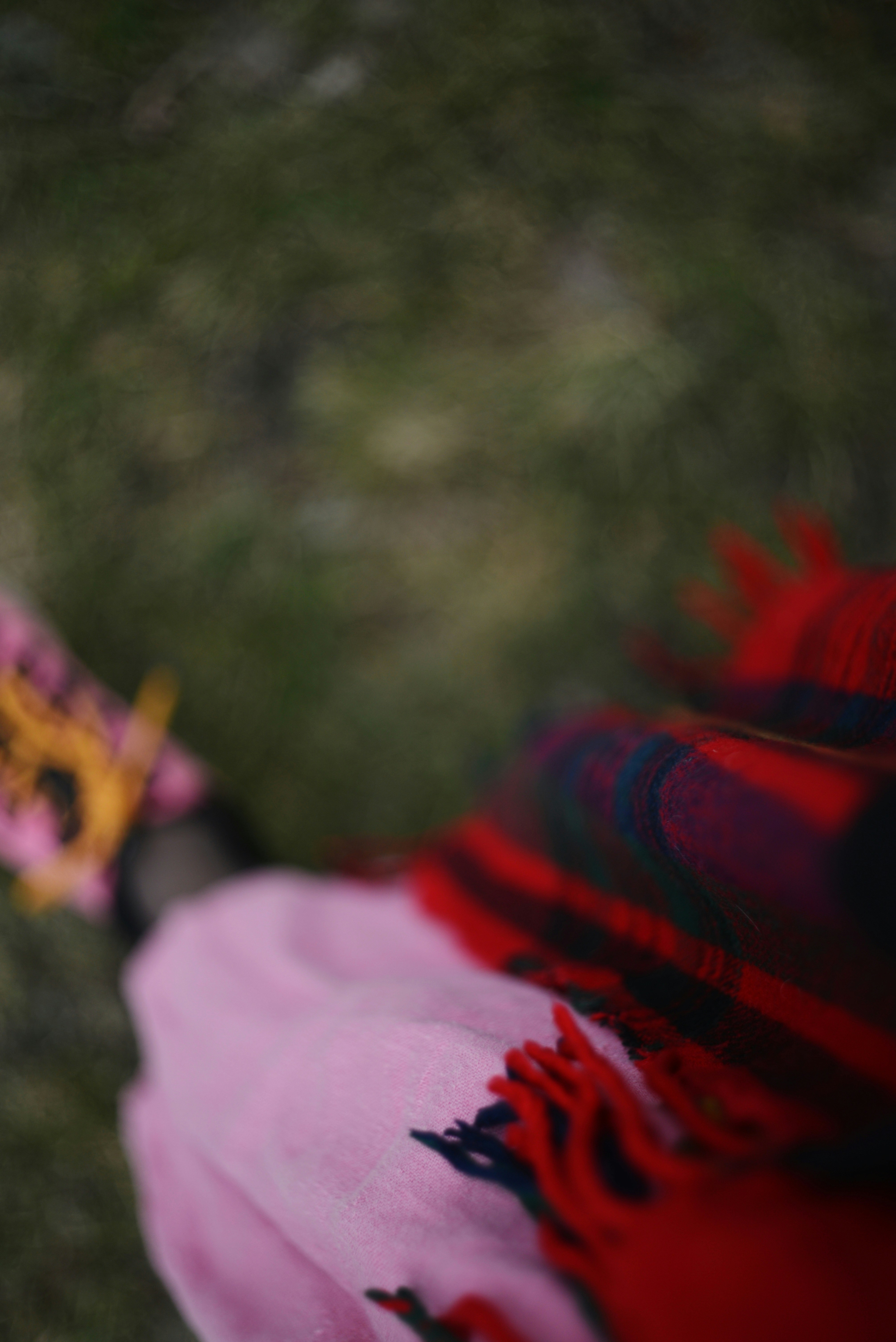 Pañuelo rosa con detalles de flecos de cuadros rojos