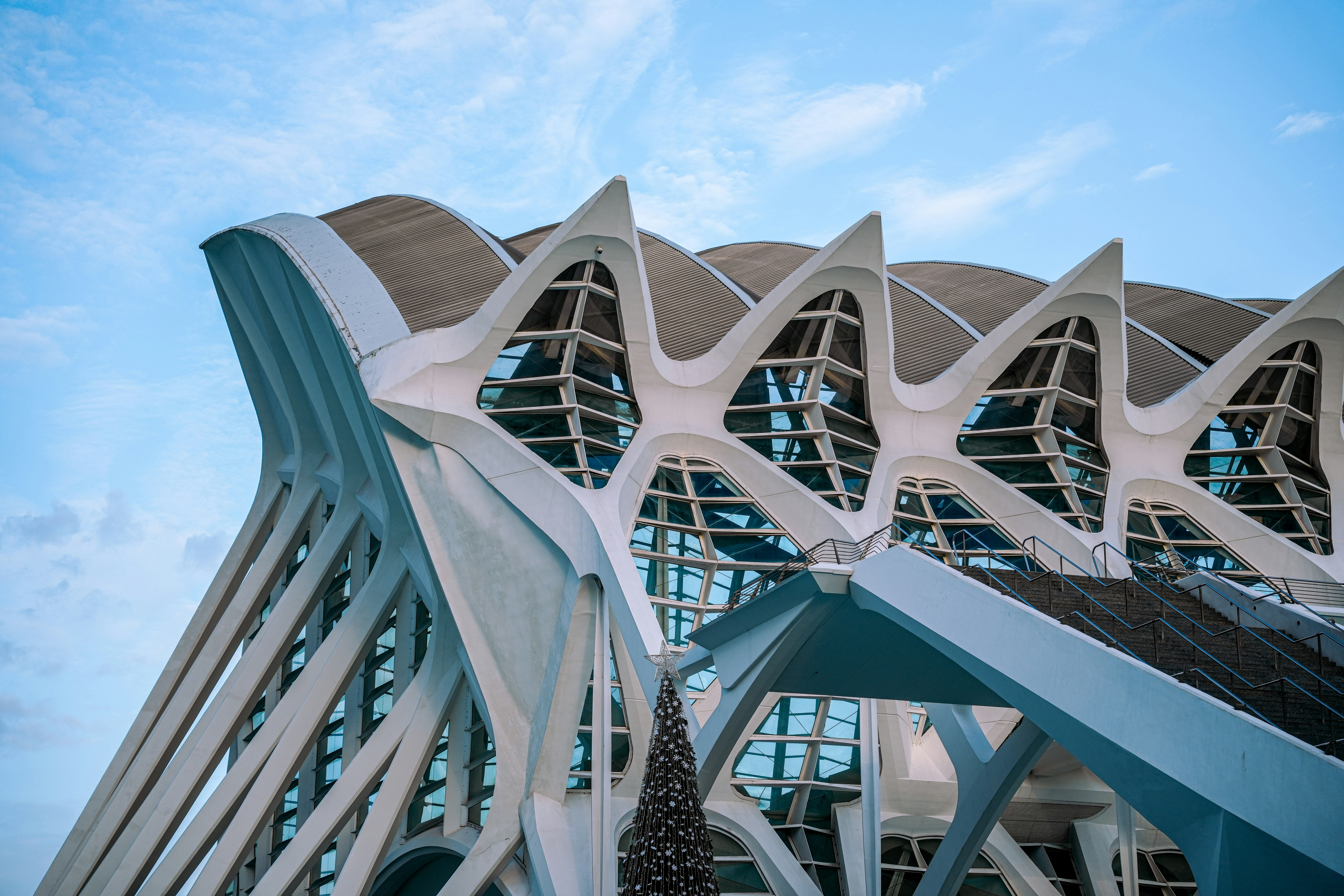 Edifício arquitetônico moderno com design estrutural único