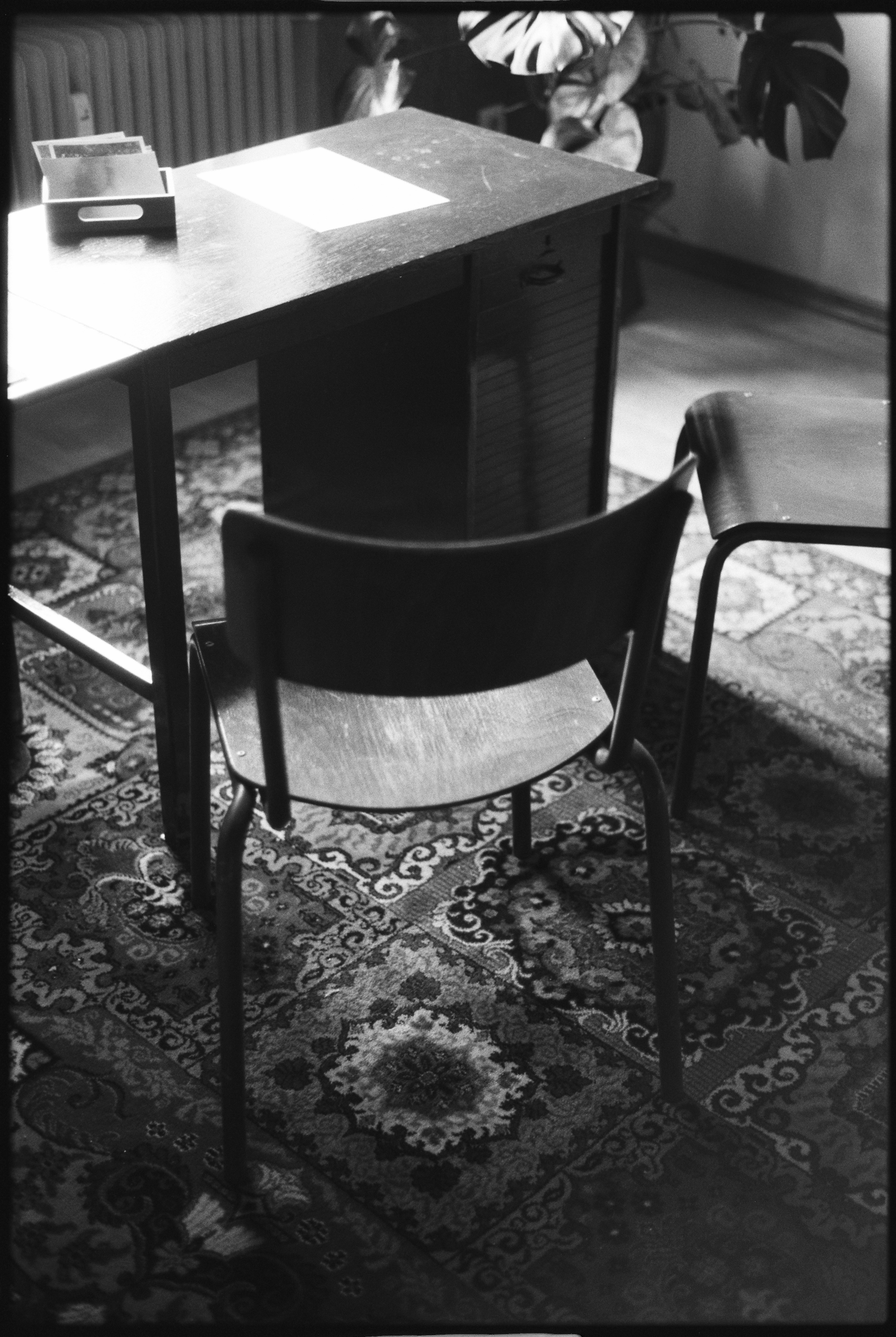 木製の椅子が柄のラグの上に置かれている。