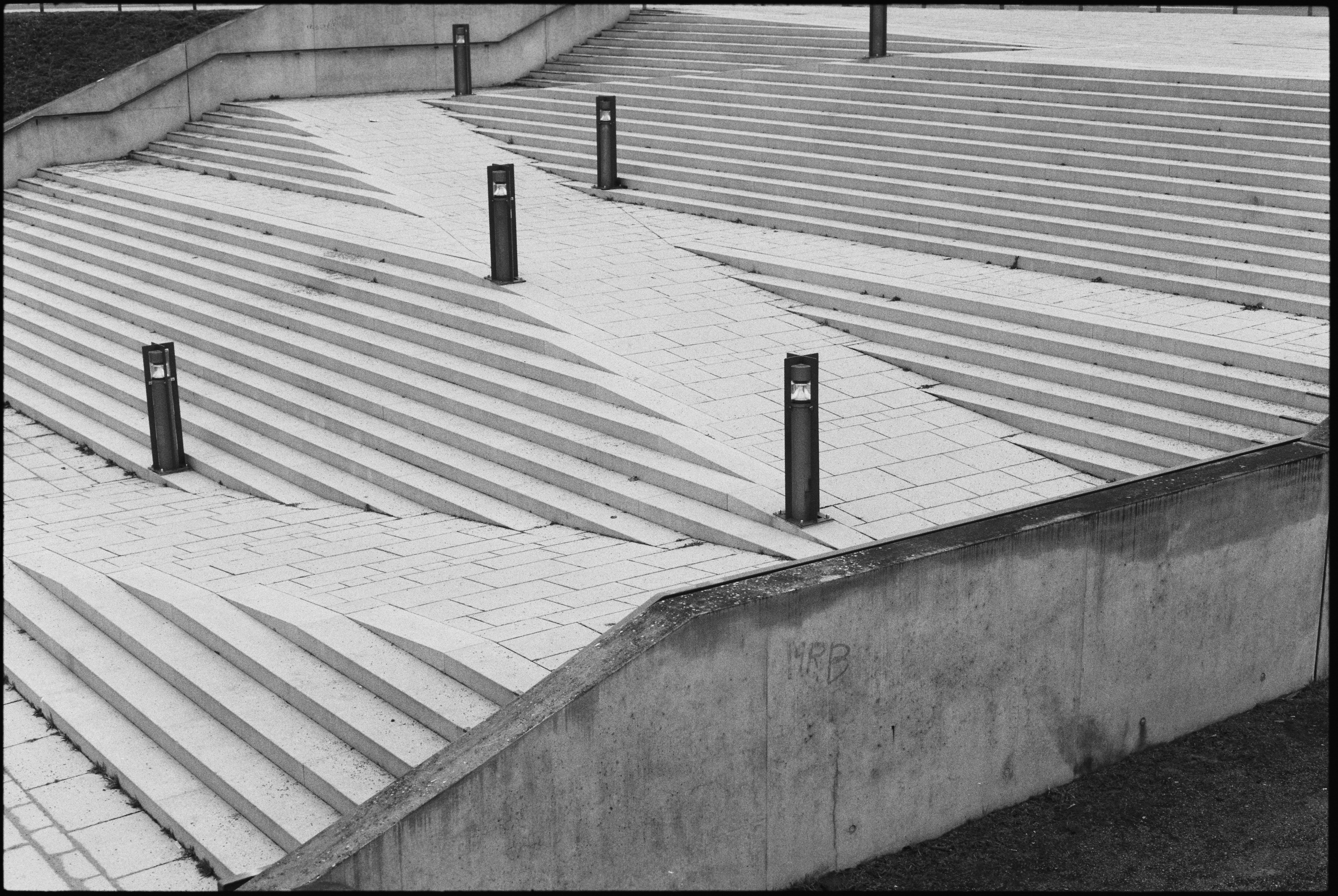 通路照明と照明を備えた現代的なコンクリート階段