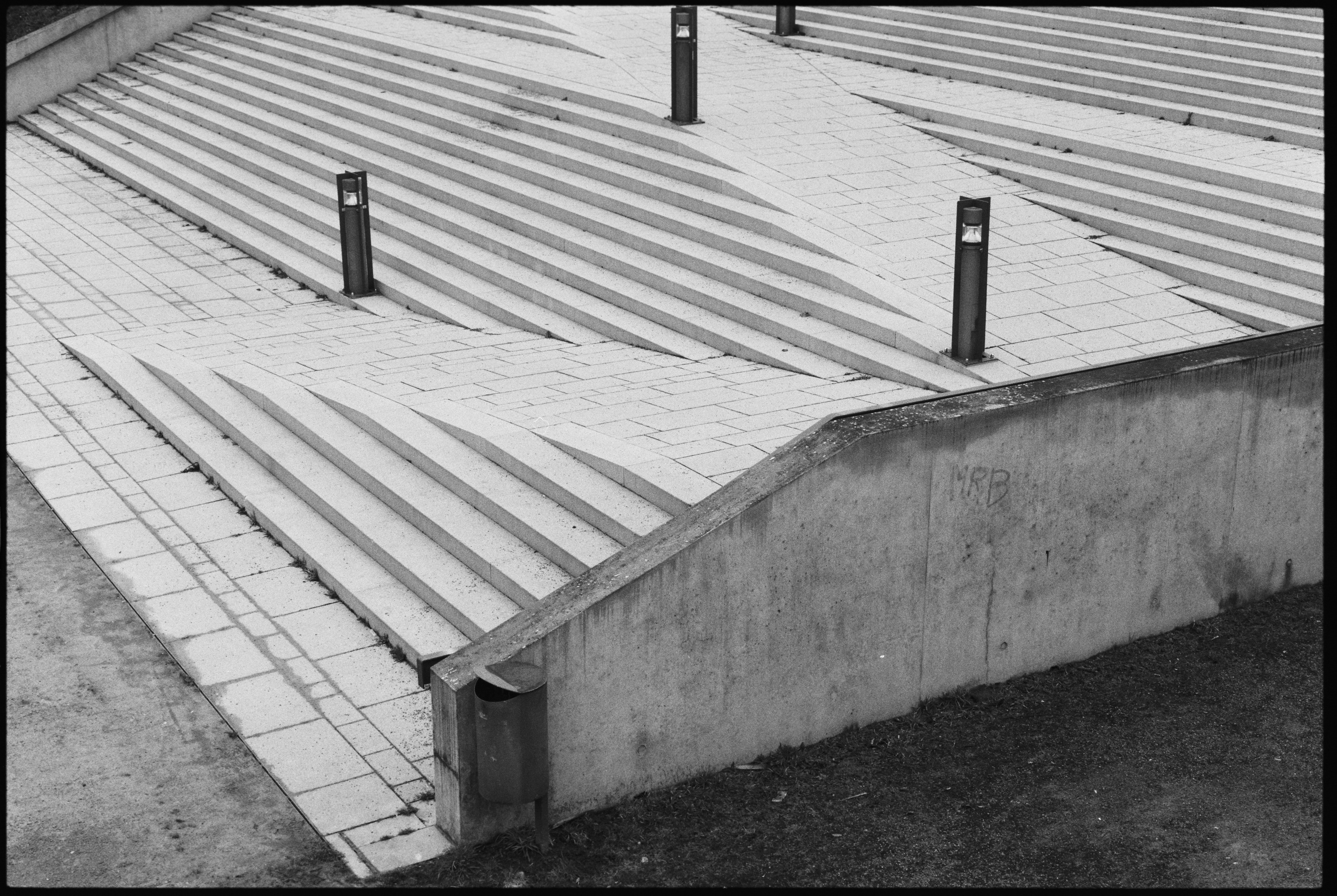 Escaleras modernas de hormigón con farois de sendero