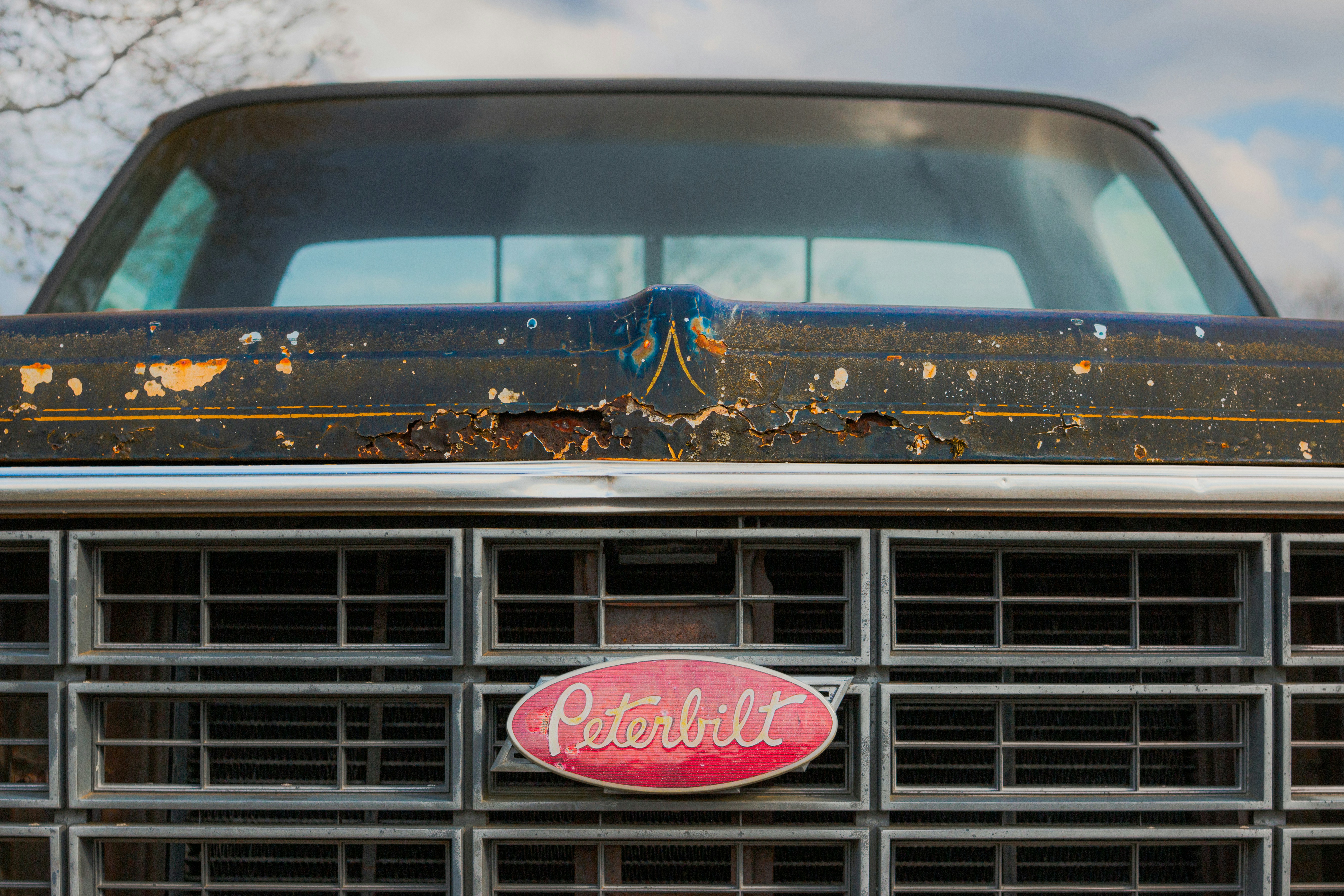 Gros plan sur la calandre rouillée d’un camion Peterbilt
