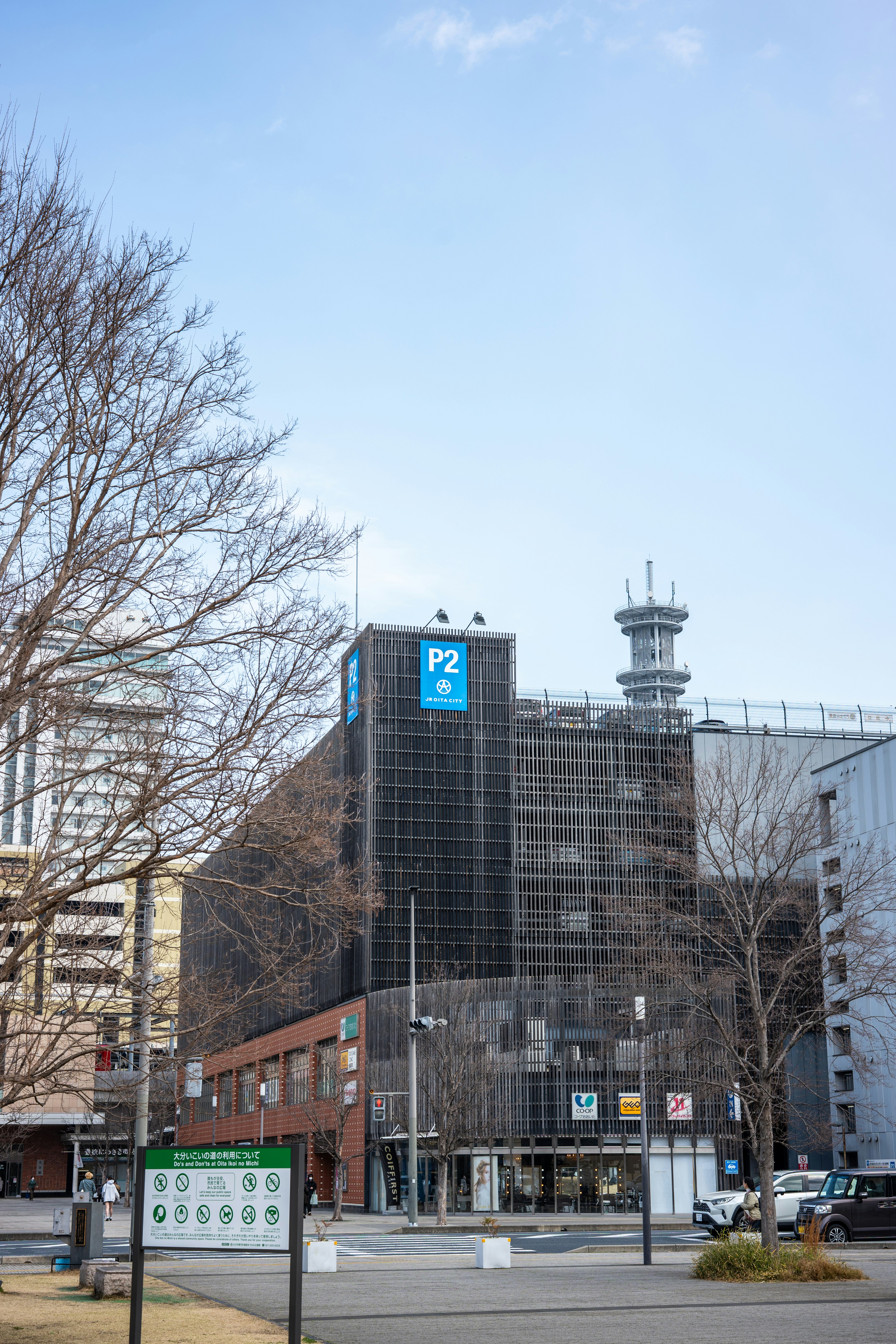 Modernes Gebäude mit einem P2-Parkschild