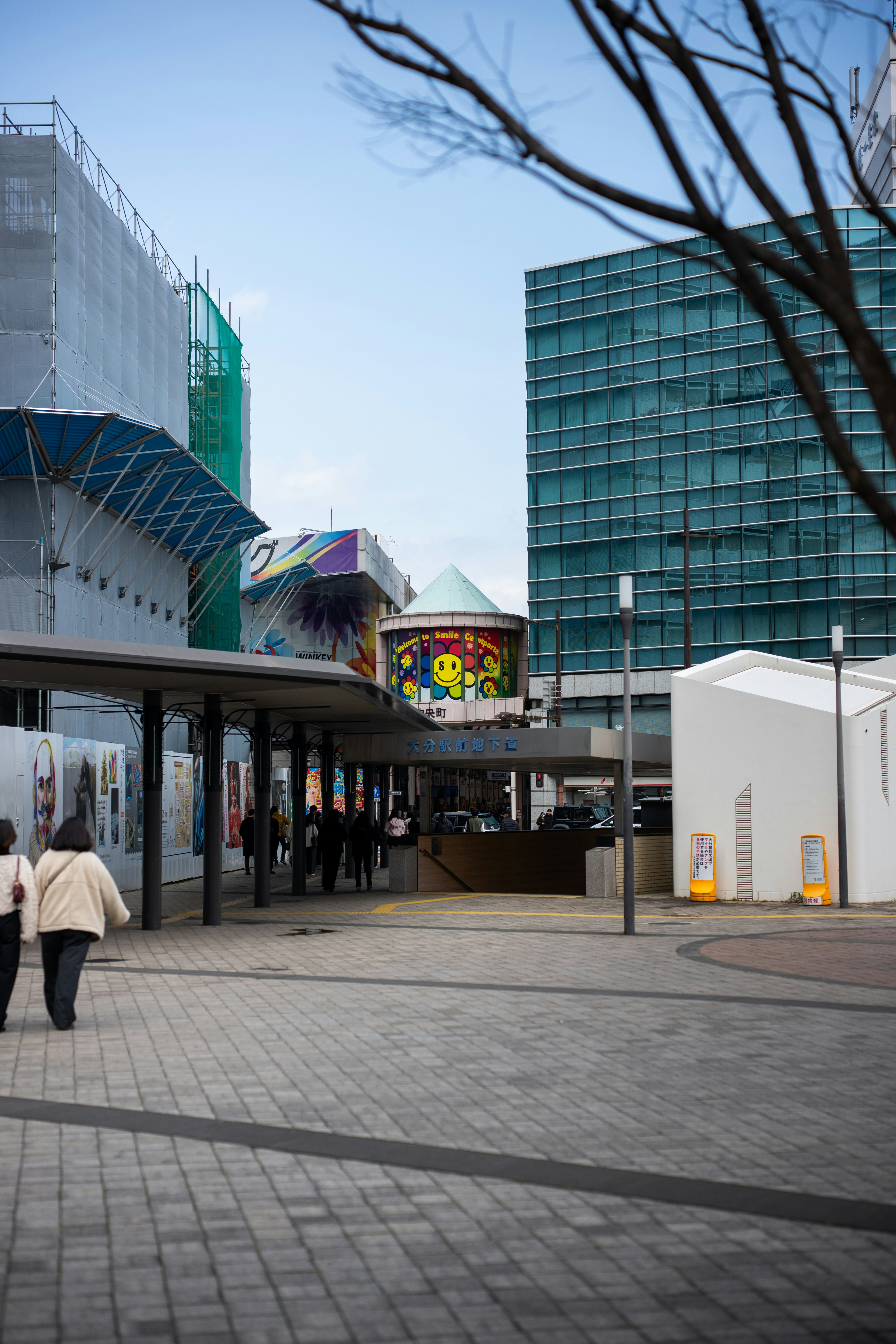 Moderne Gebäude mit farbenfroher Wandmalerei-Eingang