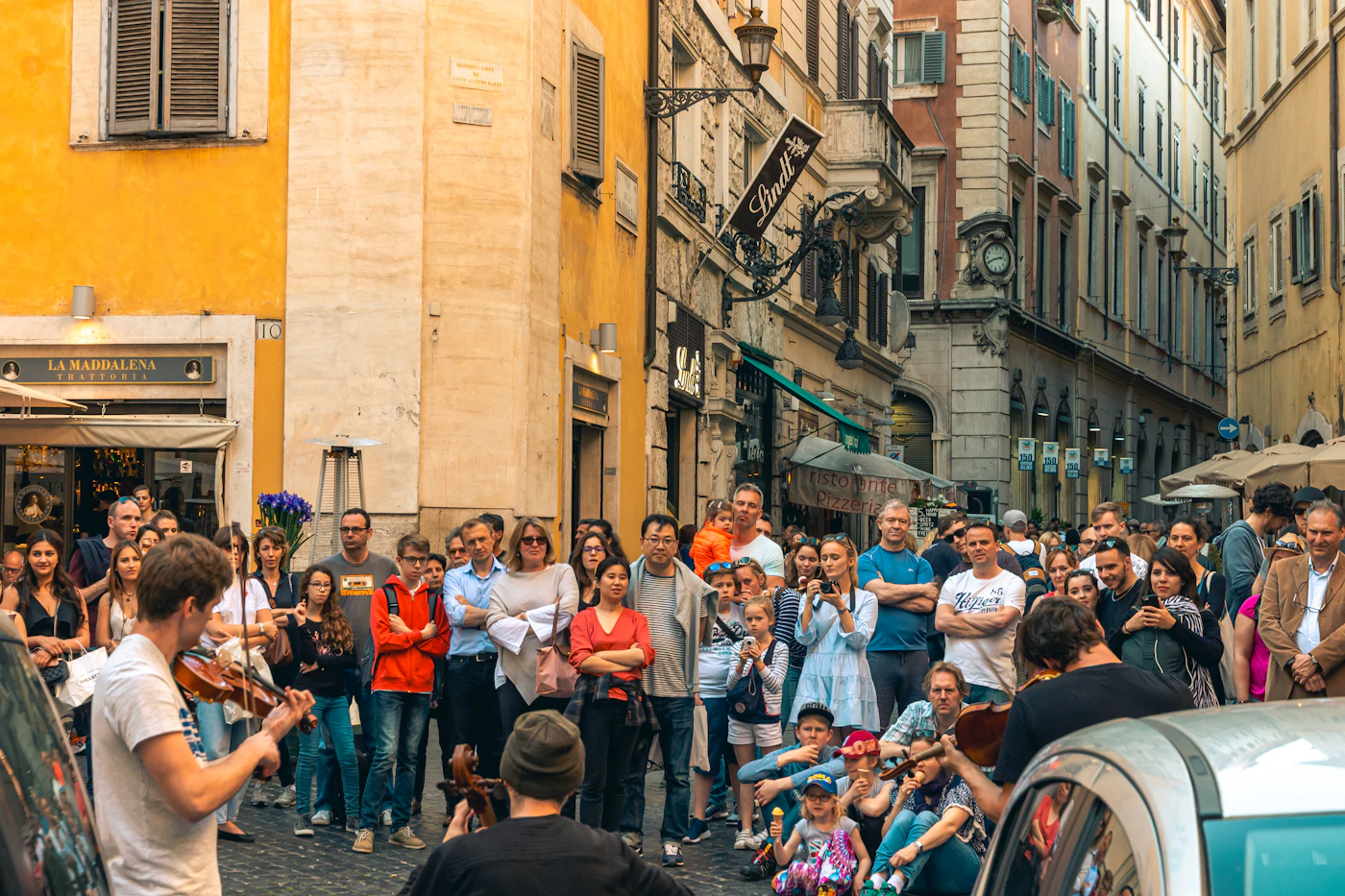 Violoniste qui joue dans une rue devant la foule