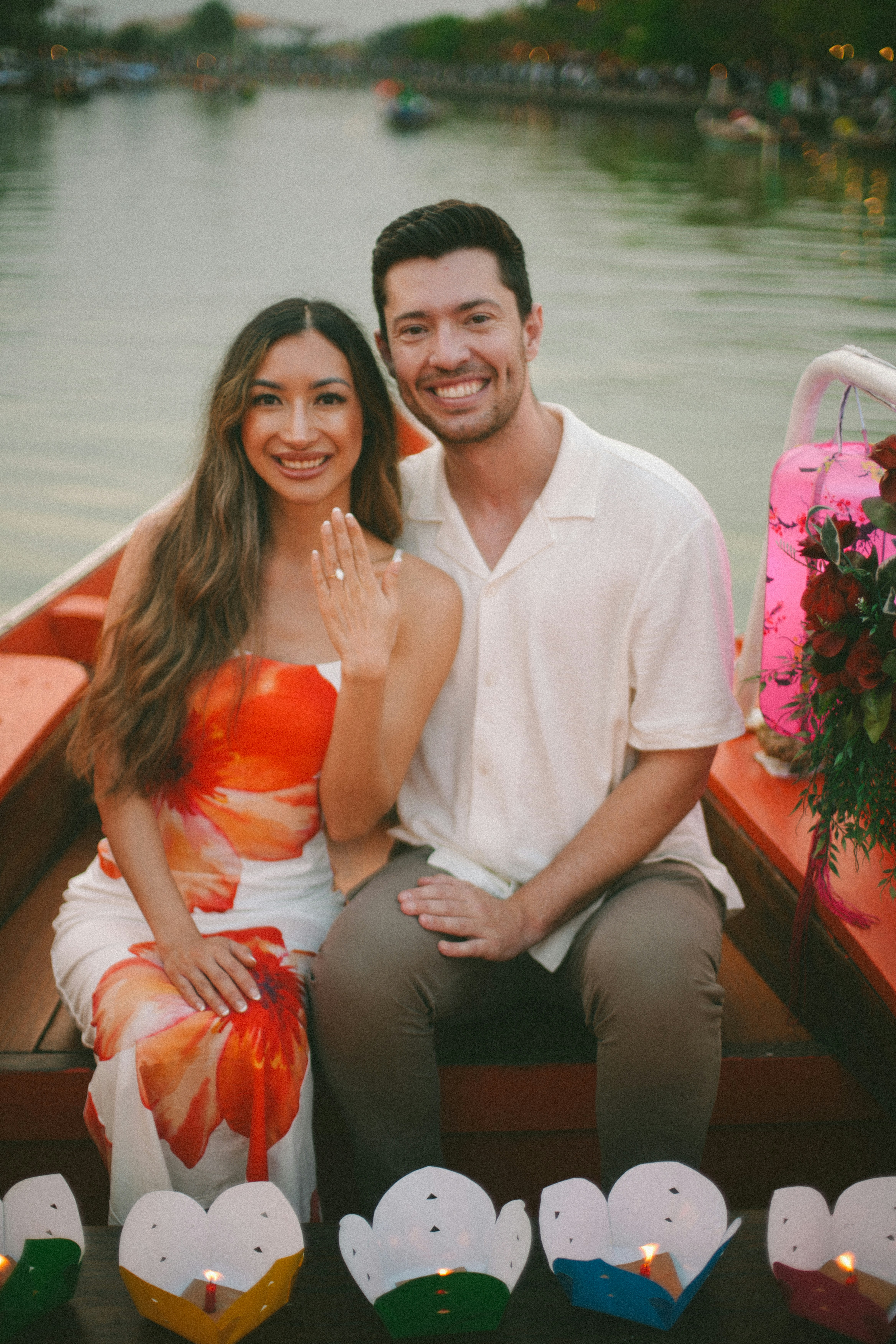 Alguns posam em um barco com lanternas