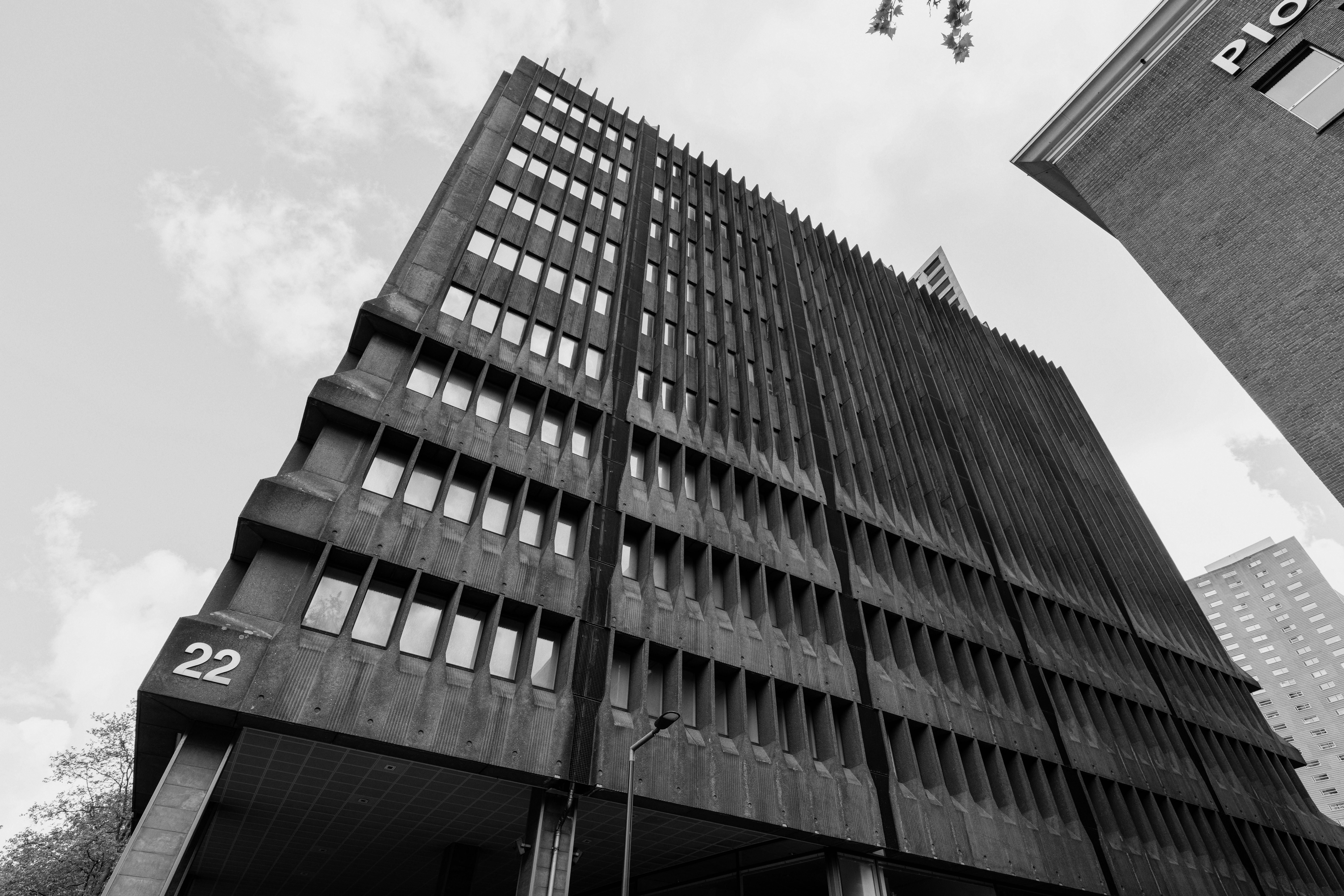 창문이 많은 브루탈리즘 건물의 저각도 모습