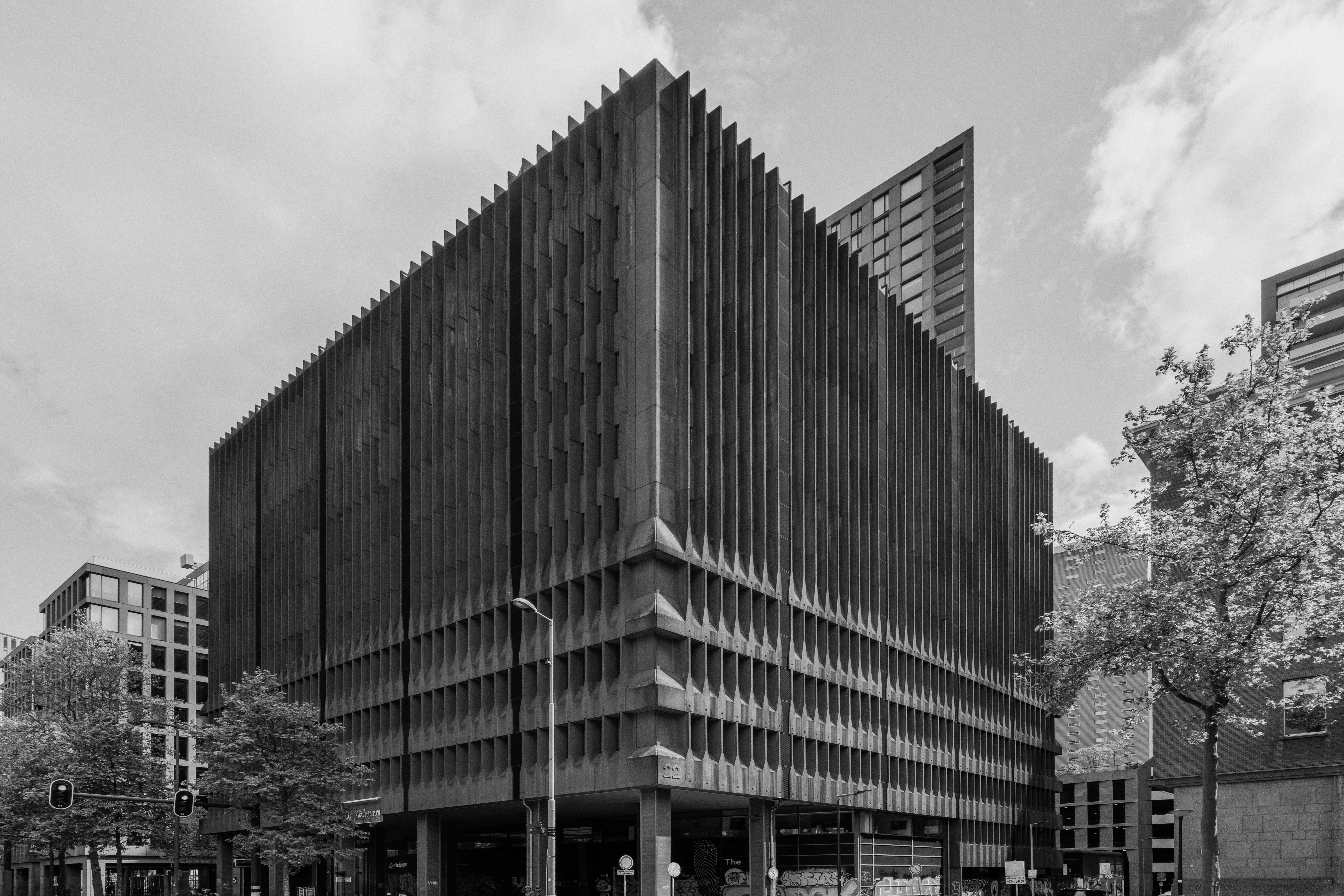 리브가 있는 외관과 나무가 있는 현대 브루탈리즘 건축물