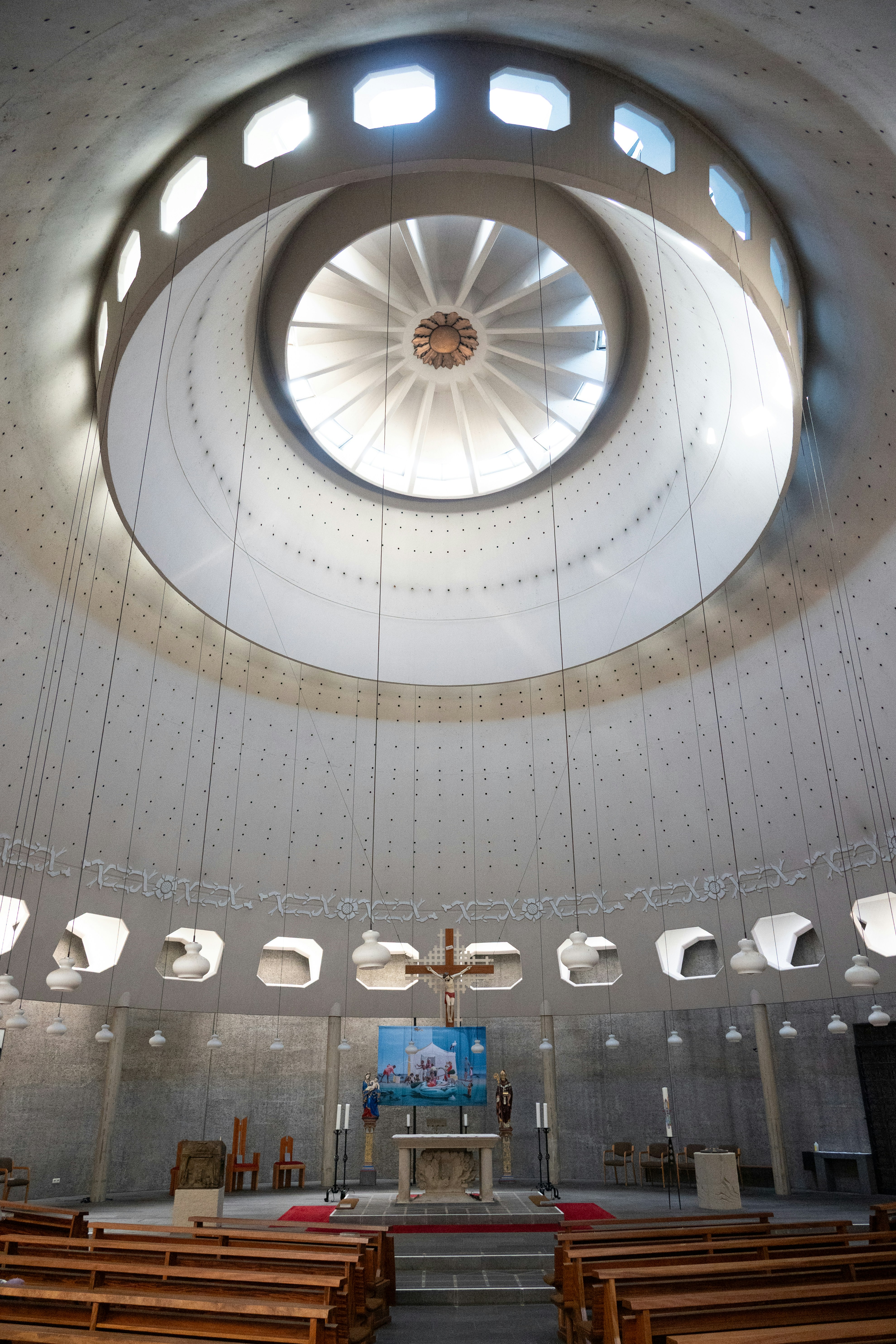 Interior de uma igreja moderna com teto circular