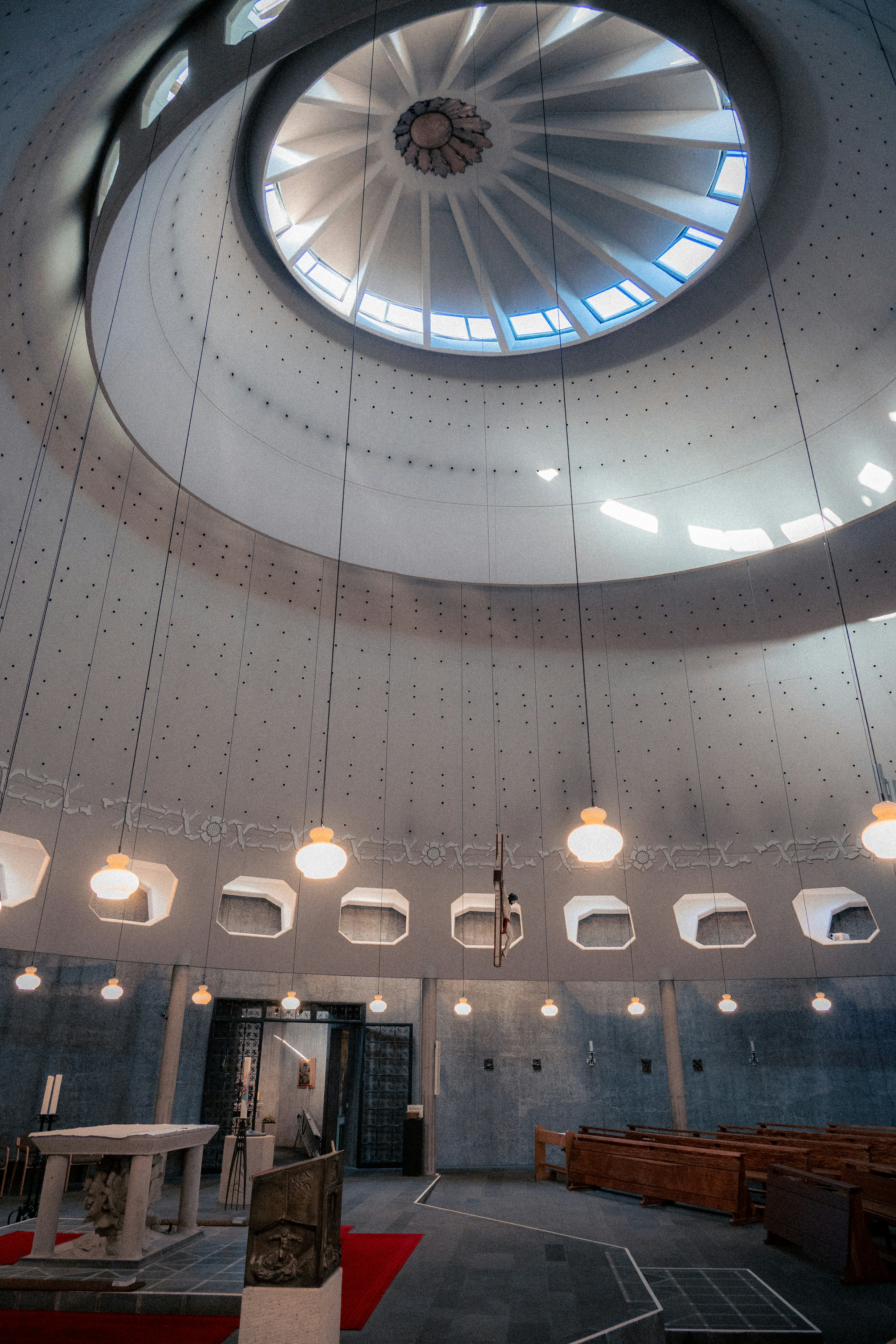 Interior moderno de edifício circular com teto em espiral e luzes