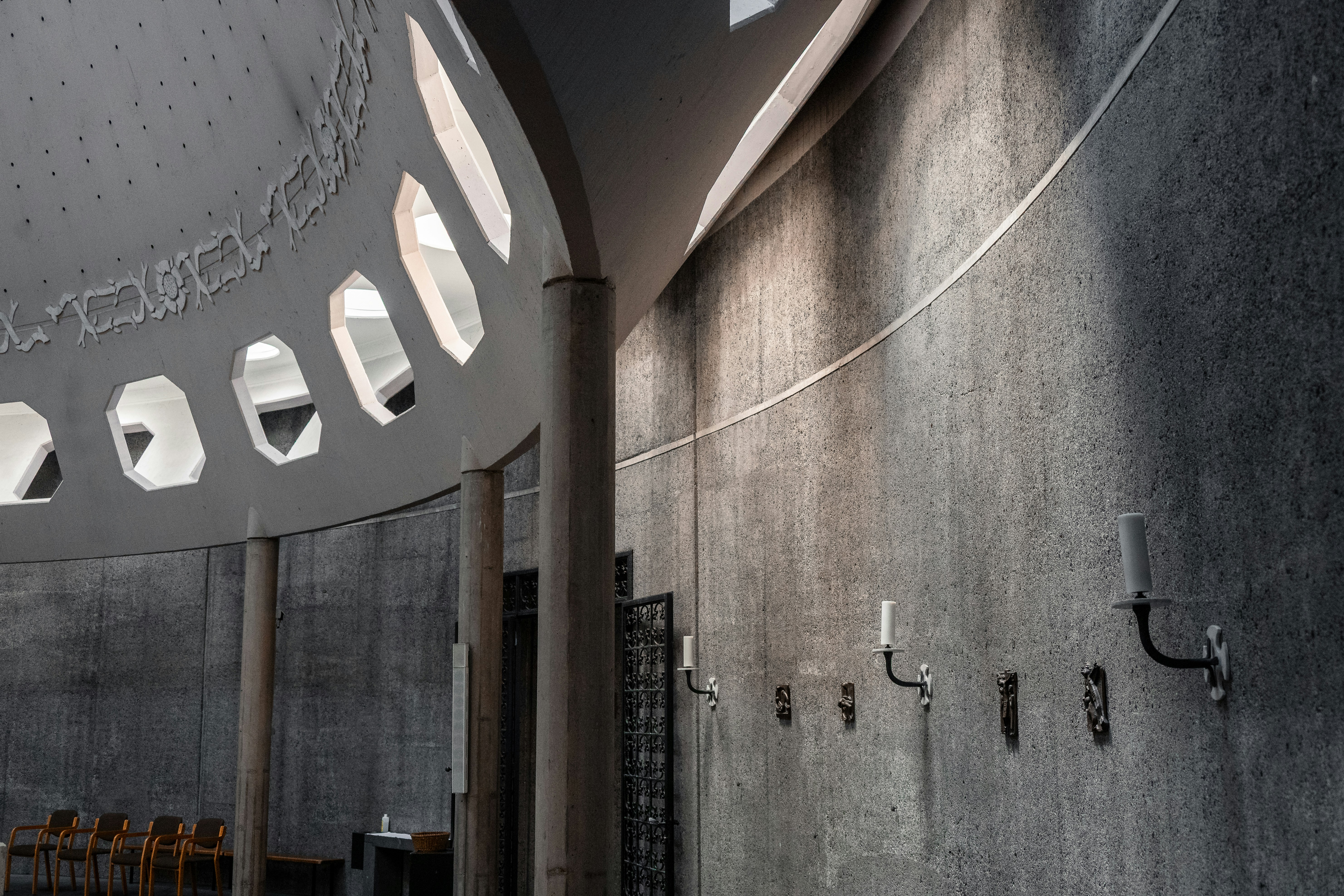 Interior moderno de concreto com detalhes circulares de janelas