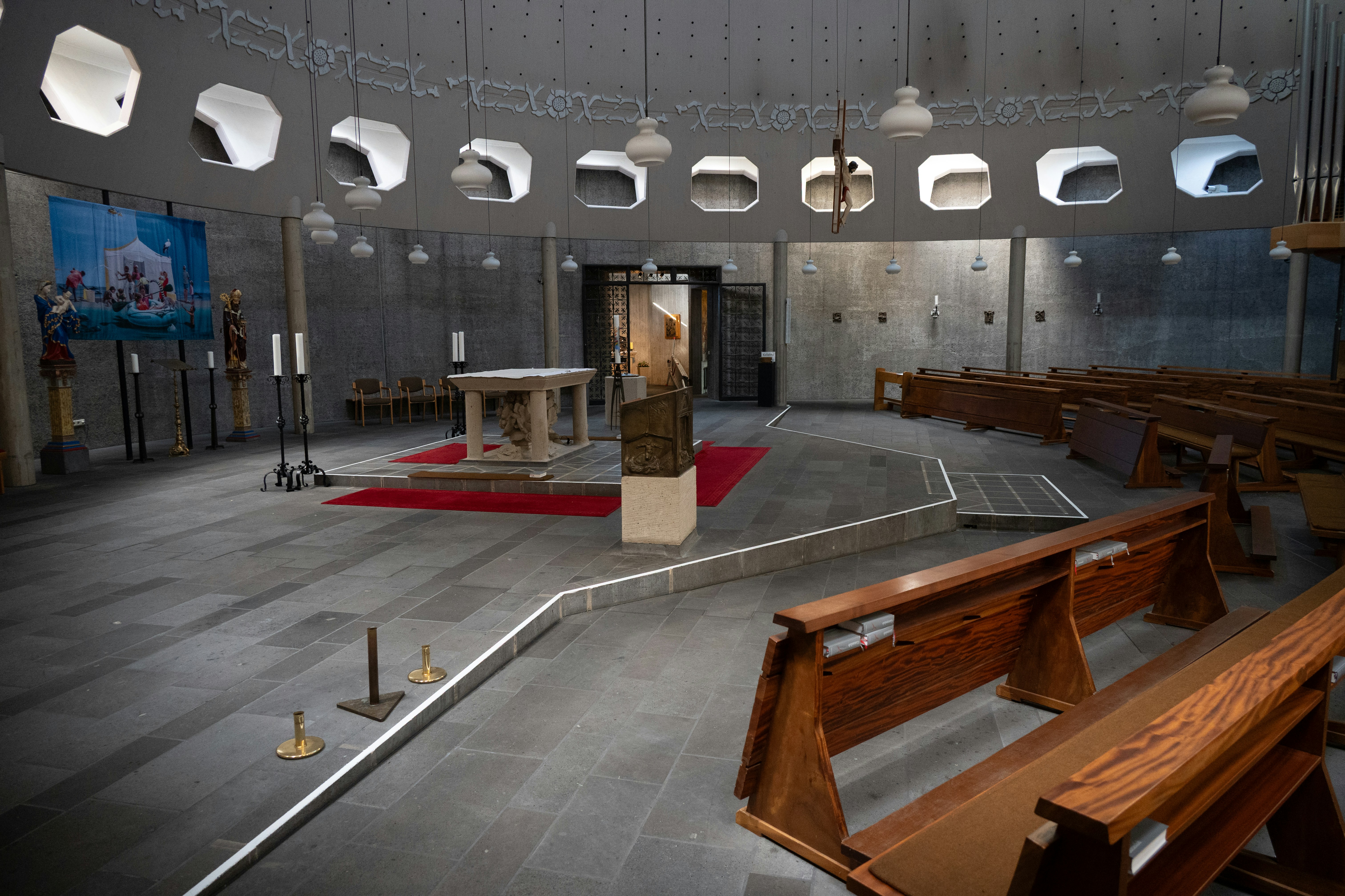 Interior moderno da igreja com altar e bancos