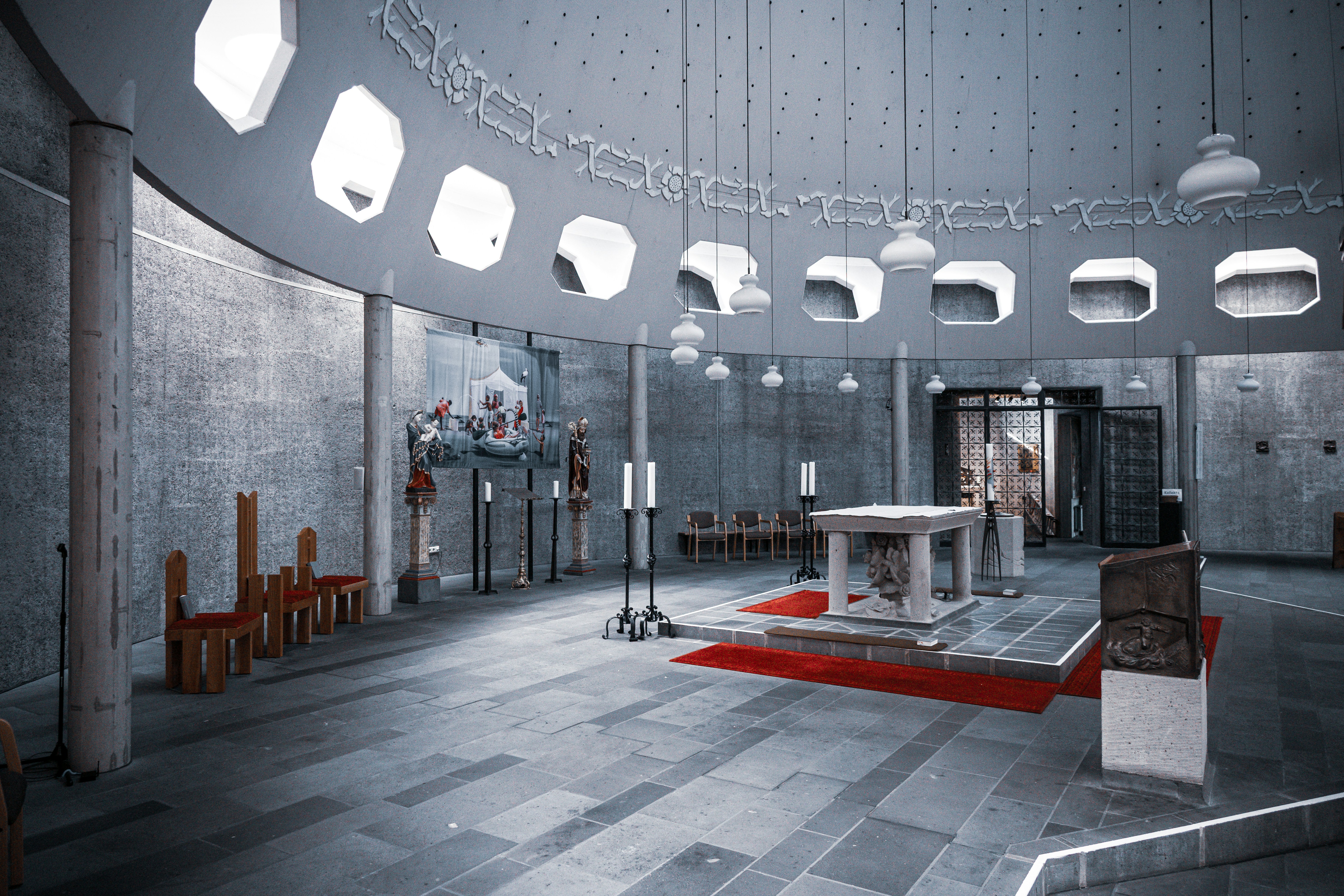 Interior moderno da igreja com altar e teto circular