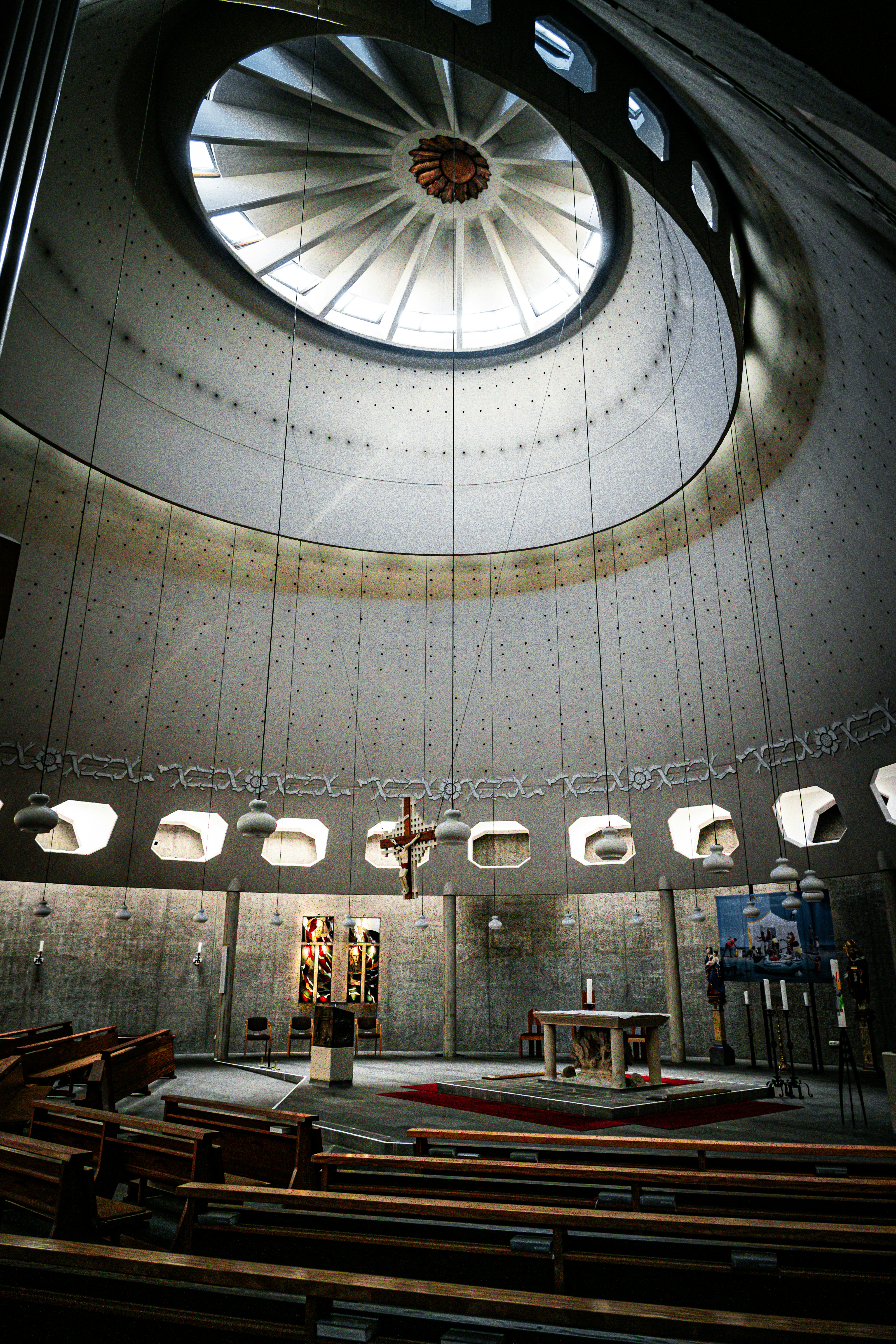 Interior moderno da igreja com teto circular e altar.