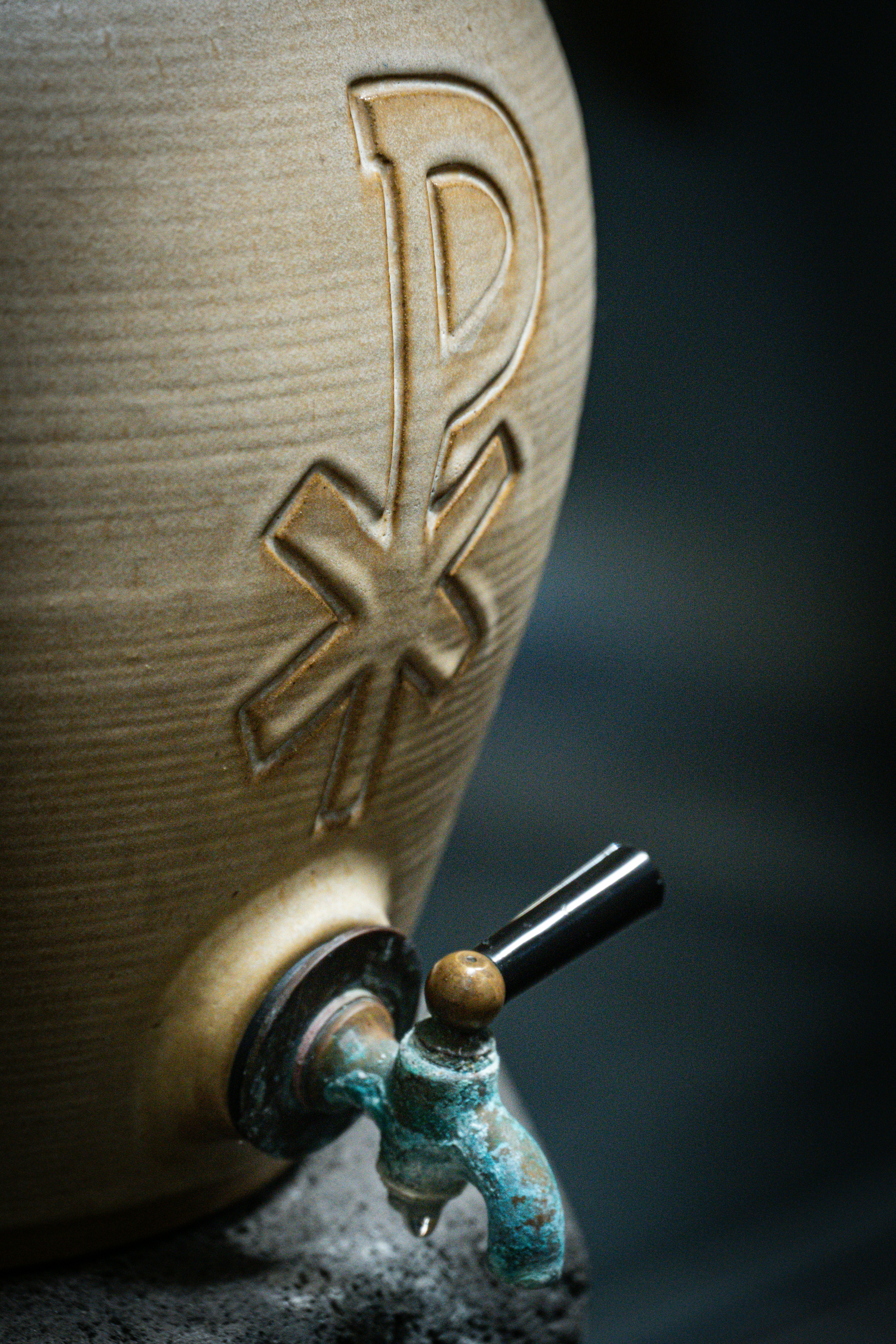 Um vaso de cerâmica com símbolo e torneira de chi rho.
