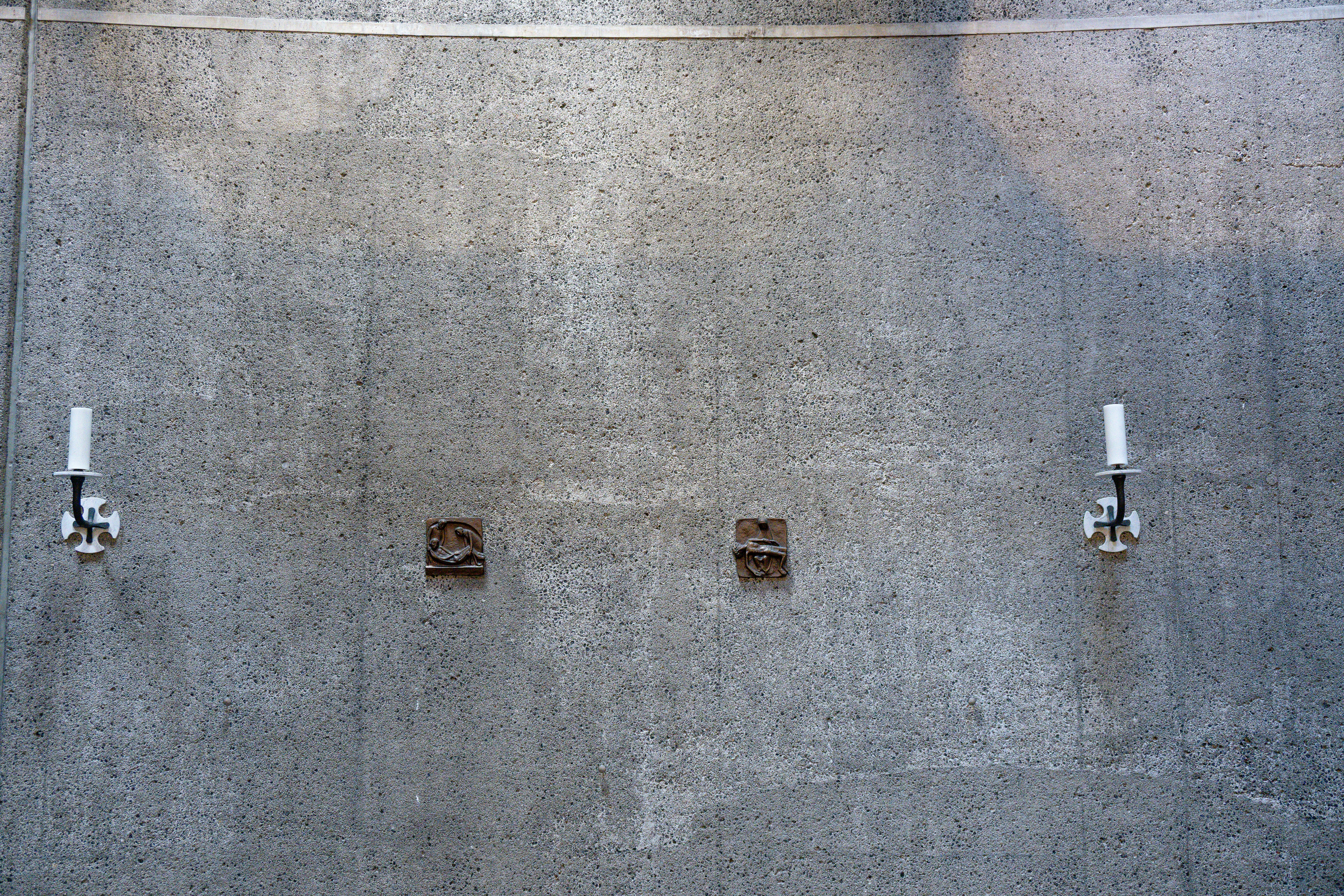 Duas antenas brancas montadas em uma parede de concreto