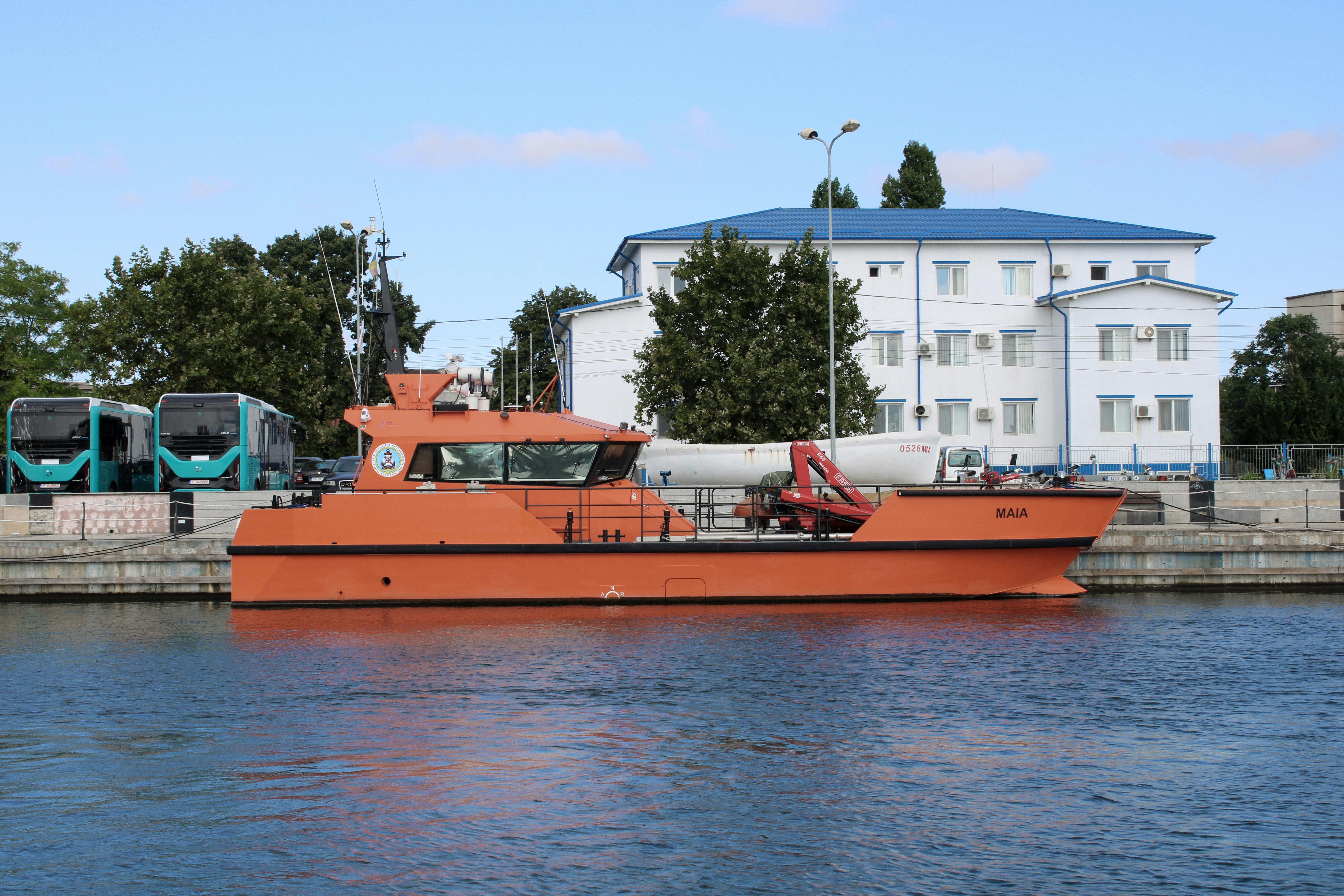 Um barco laranja atracado em um prédio