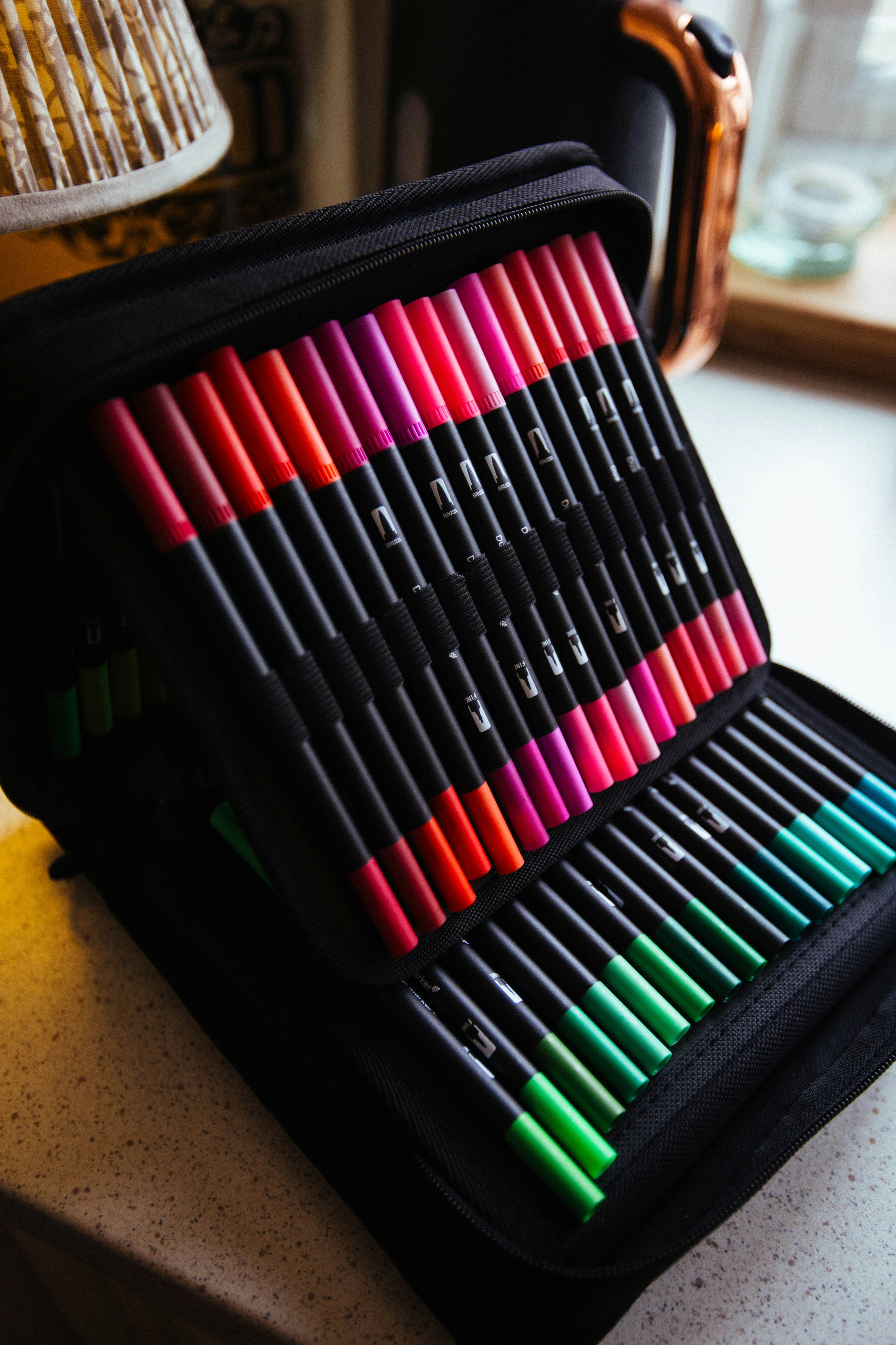 Une vitrine de marqueurs colorés soigneusement disposés.