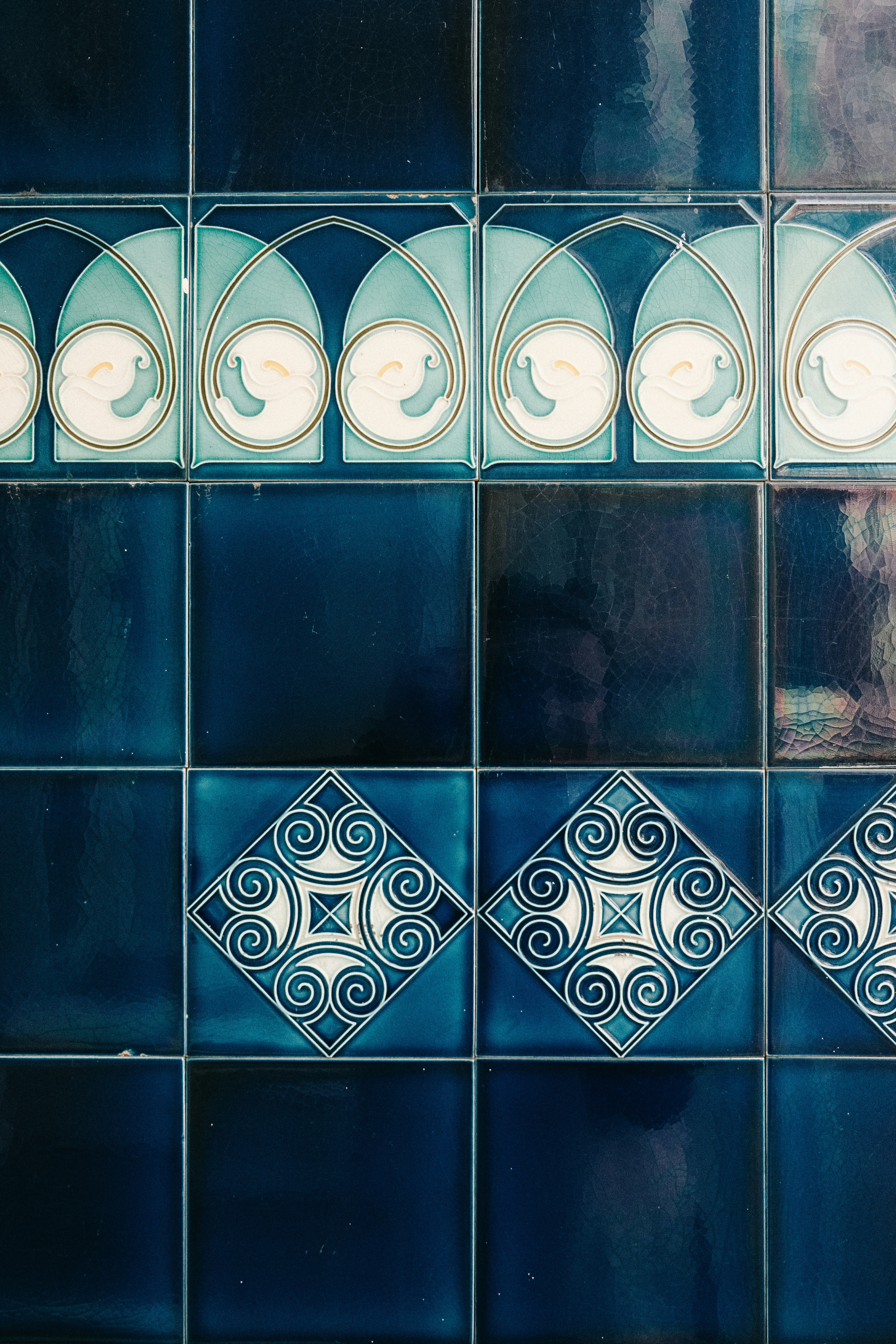 Azulejos azules decorativos con patrones intrincados