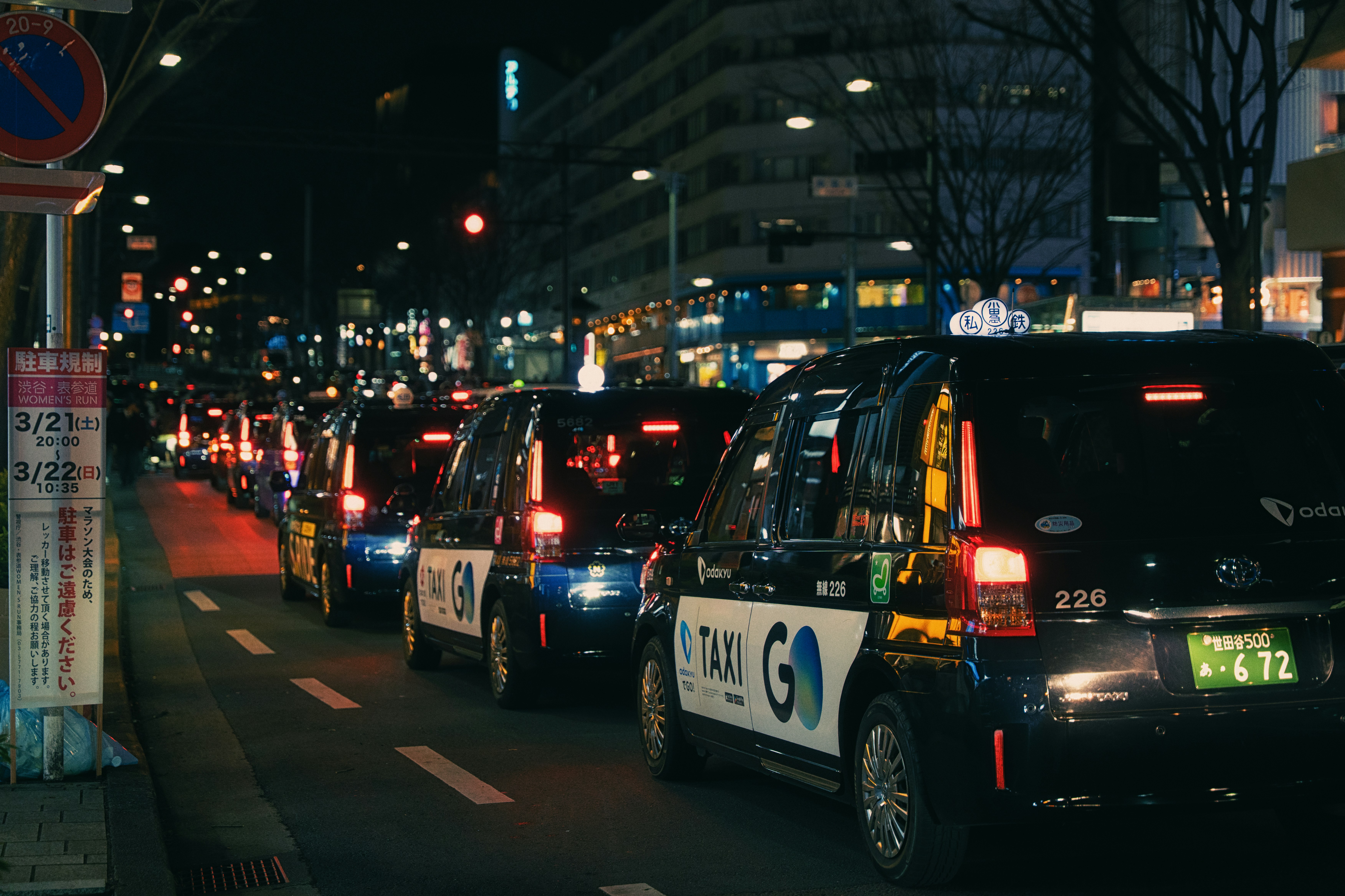 Taxis alineados en una calle de la ciudad por la noche