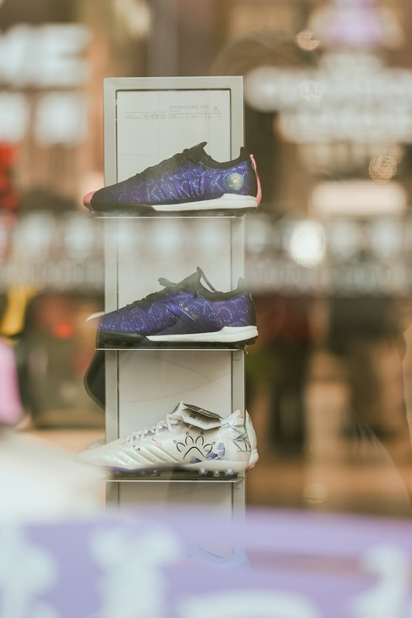 Drei Sneakers auf einem ruhigen Regal.