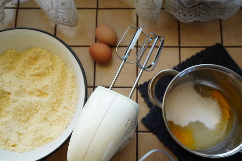 Hand mixer