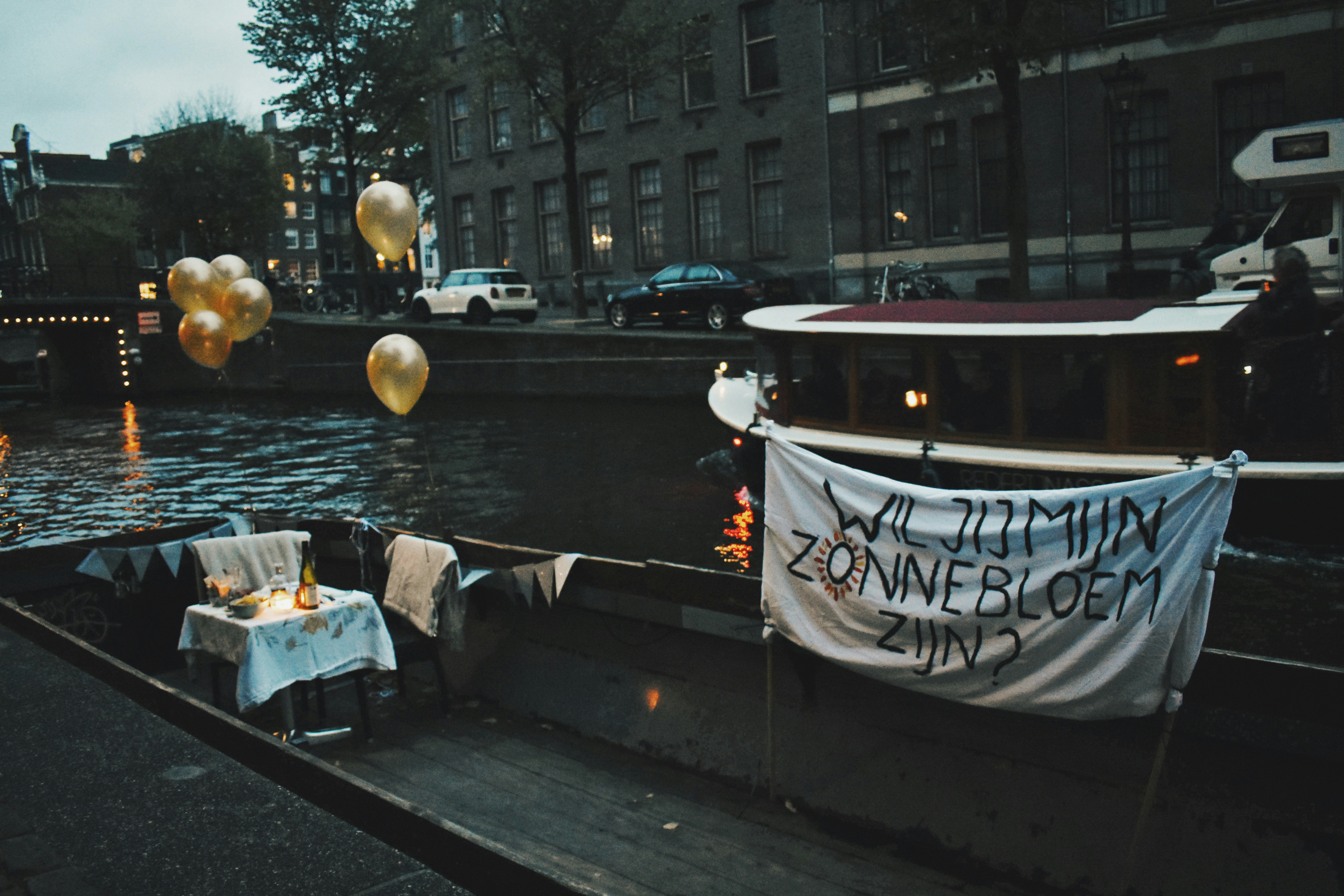 風船の上にはバナーやバナーが掲げられています。