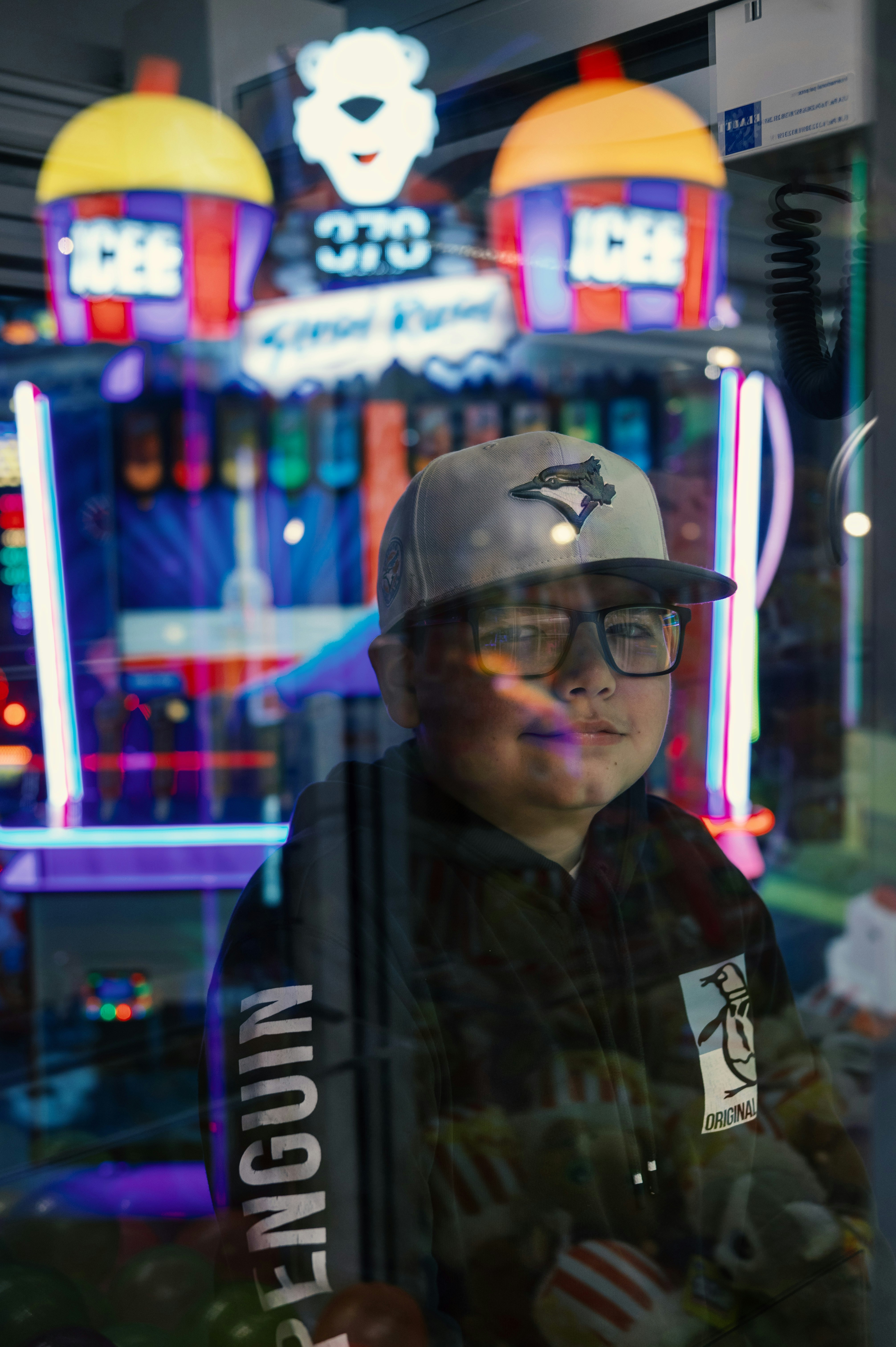 아케이드 게임 앞에 선 소년