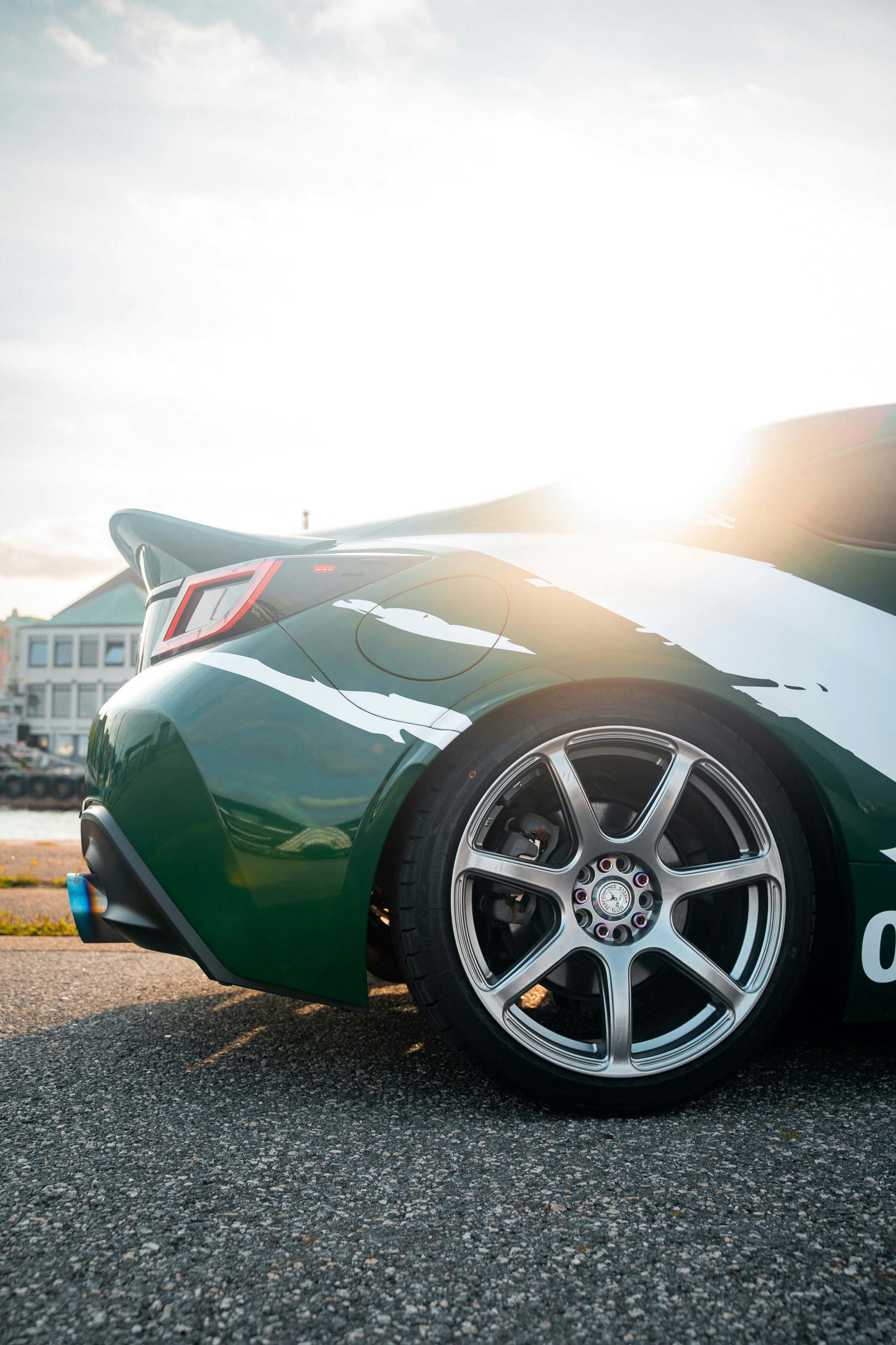 Grüner Sportwagen mit weißen Rennstreifen