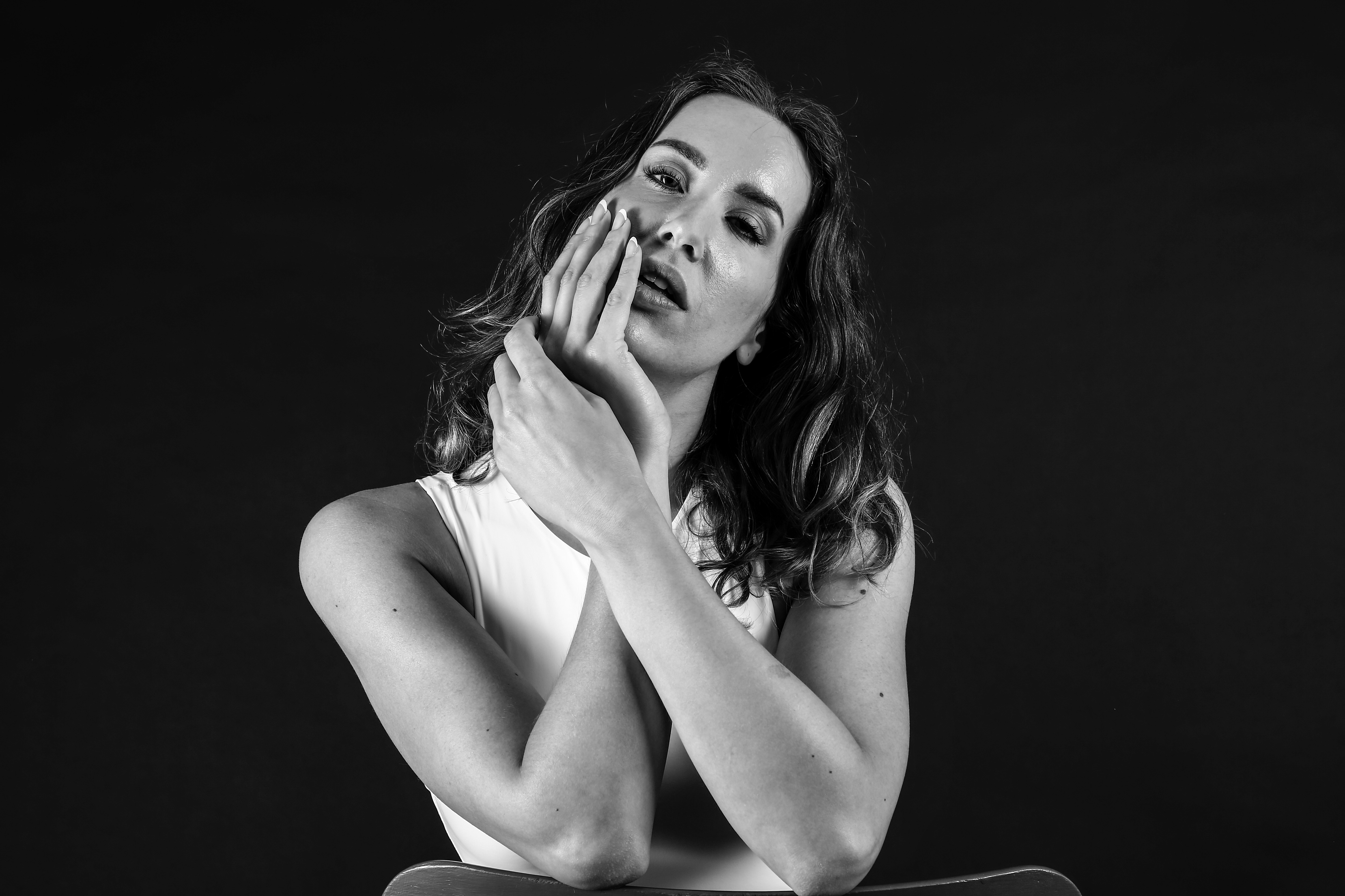 顔の近くに手を当てた女性