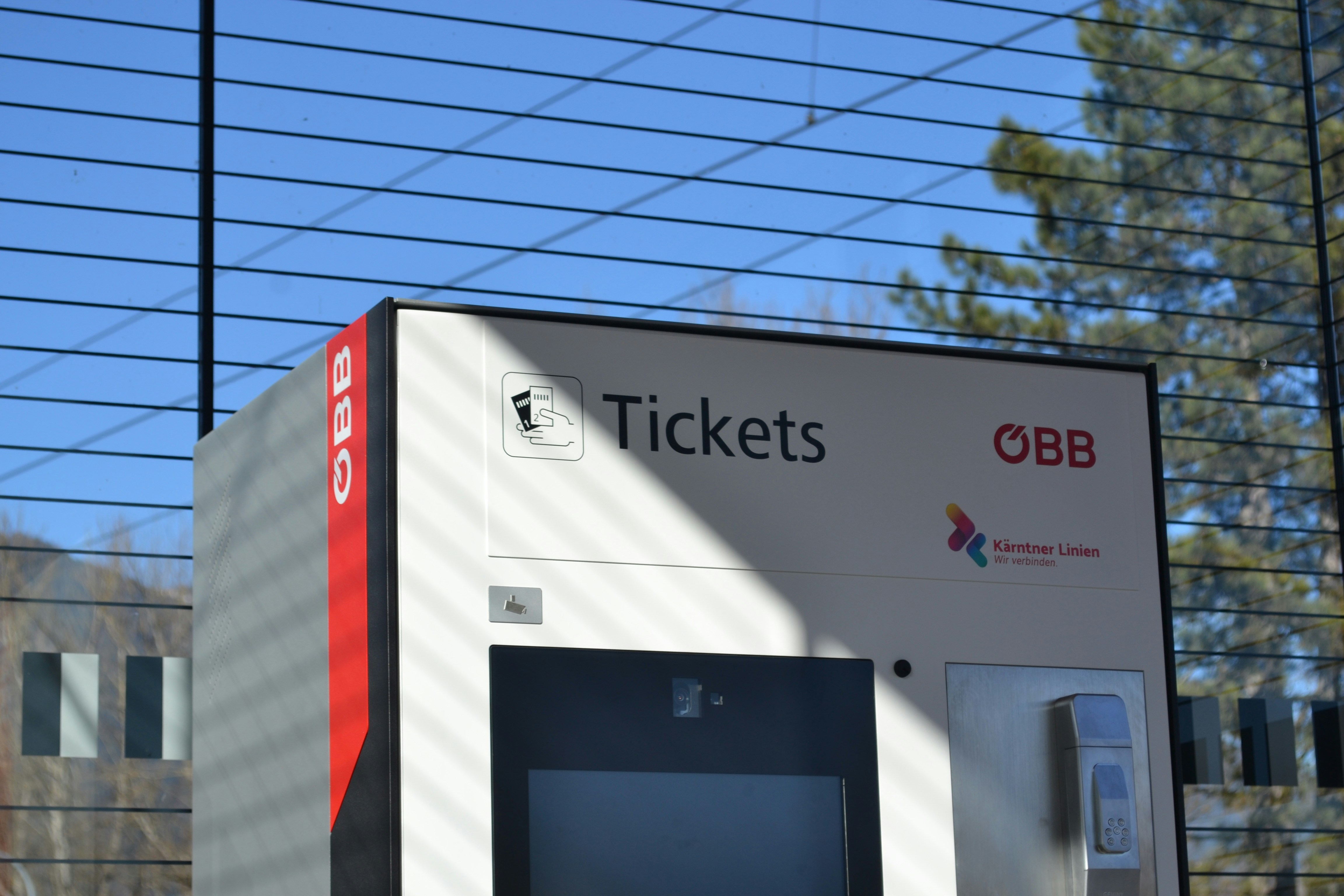 Obb ticket machine with a screen and buttons.