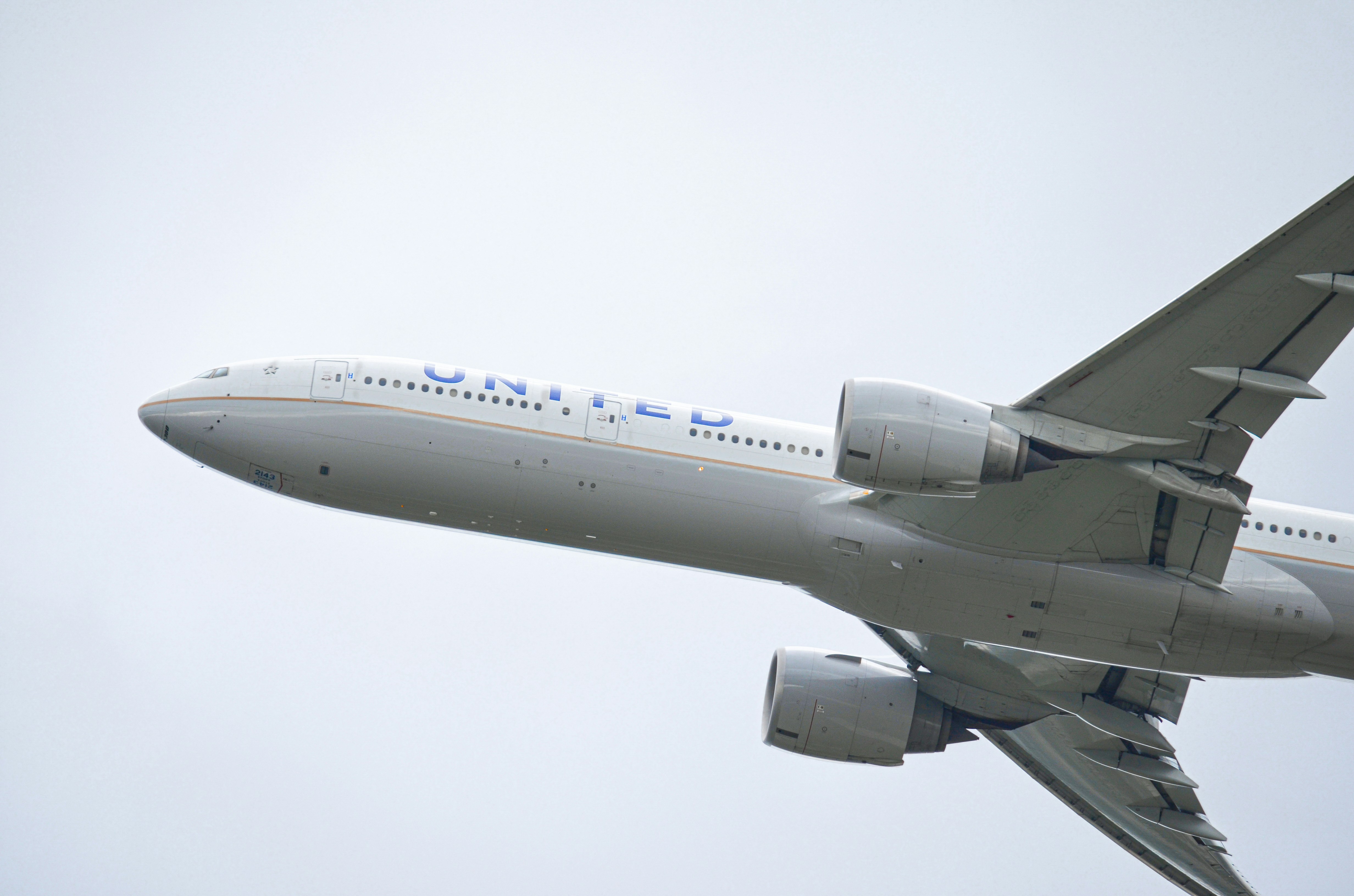 Avión de United Airlines ascendiendo al cielo