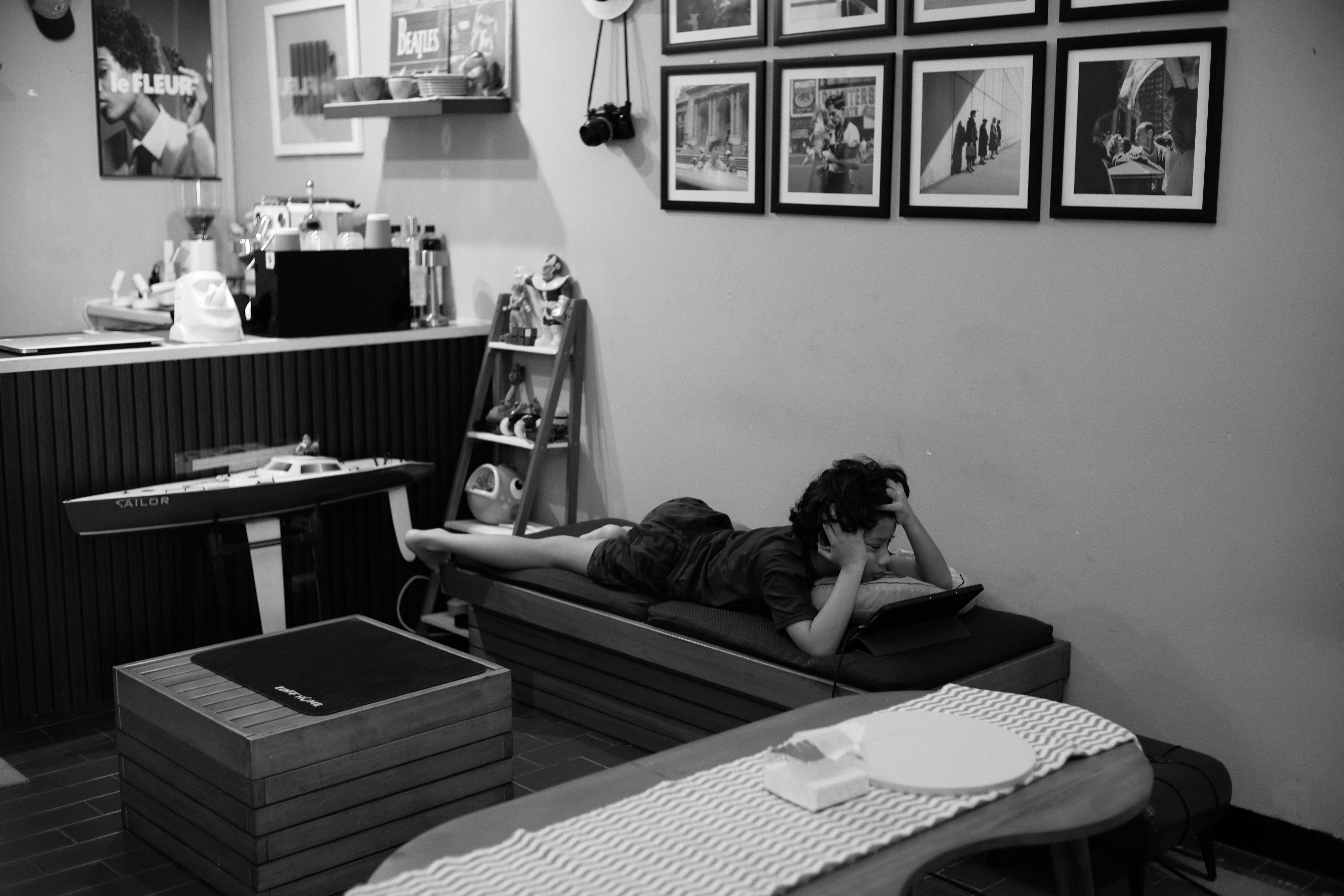 Pessoa relaxando em um banco em um quarto