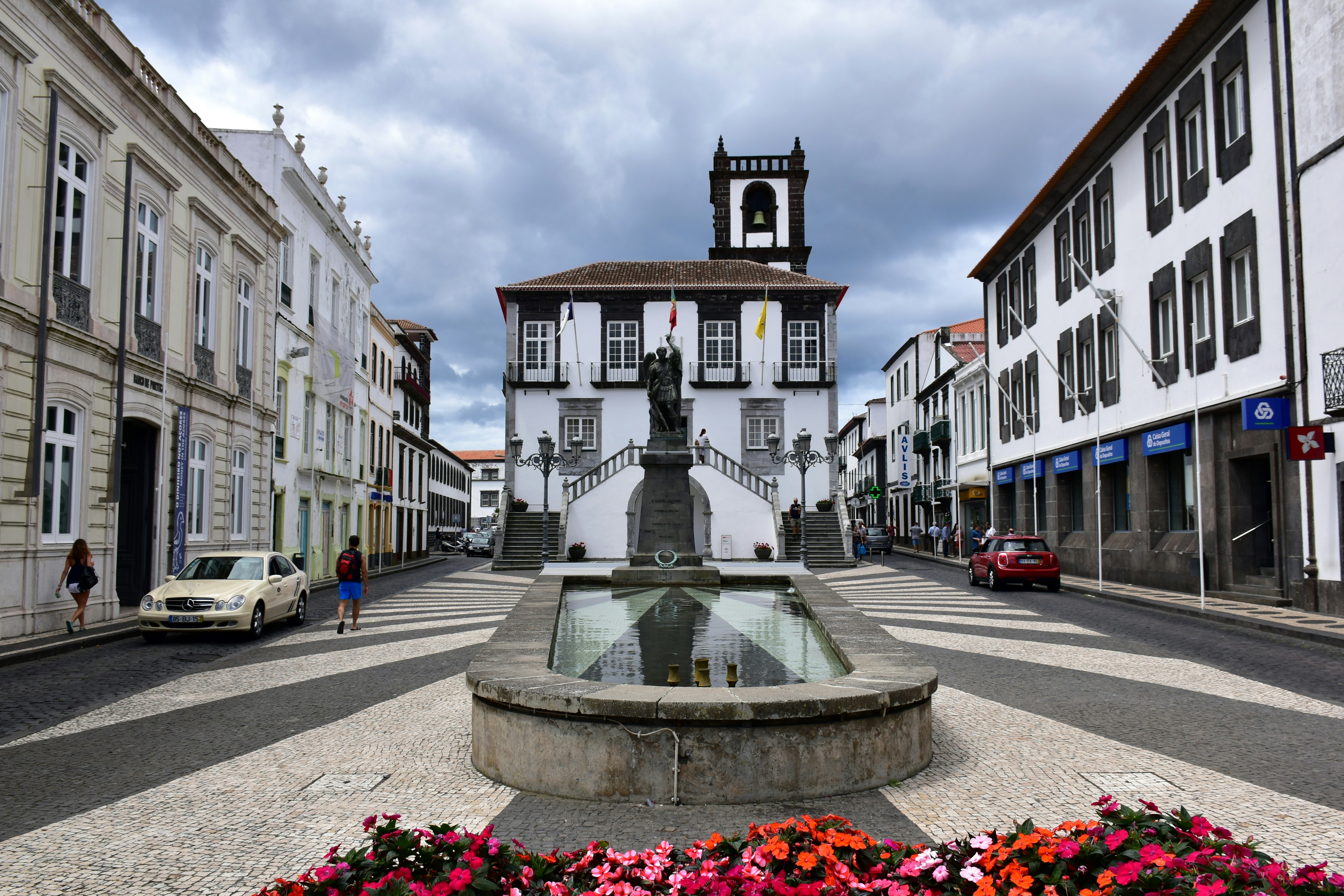 Uma praça com uma fonte e edifícios históricos.