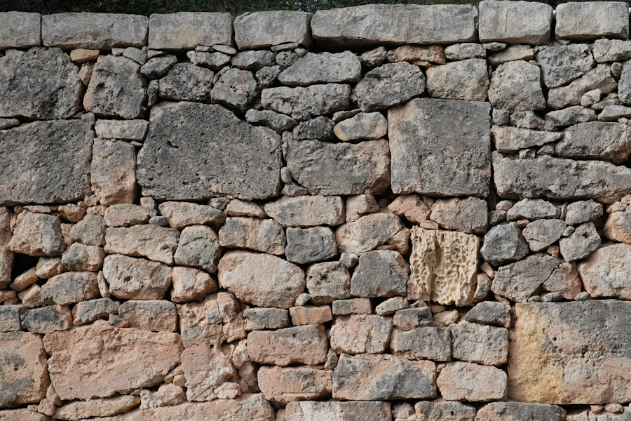 Mur en pierre apparente — joints à la chaux ferrée