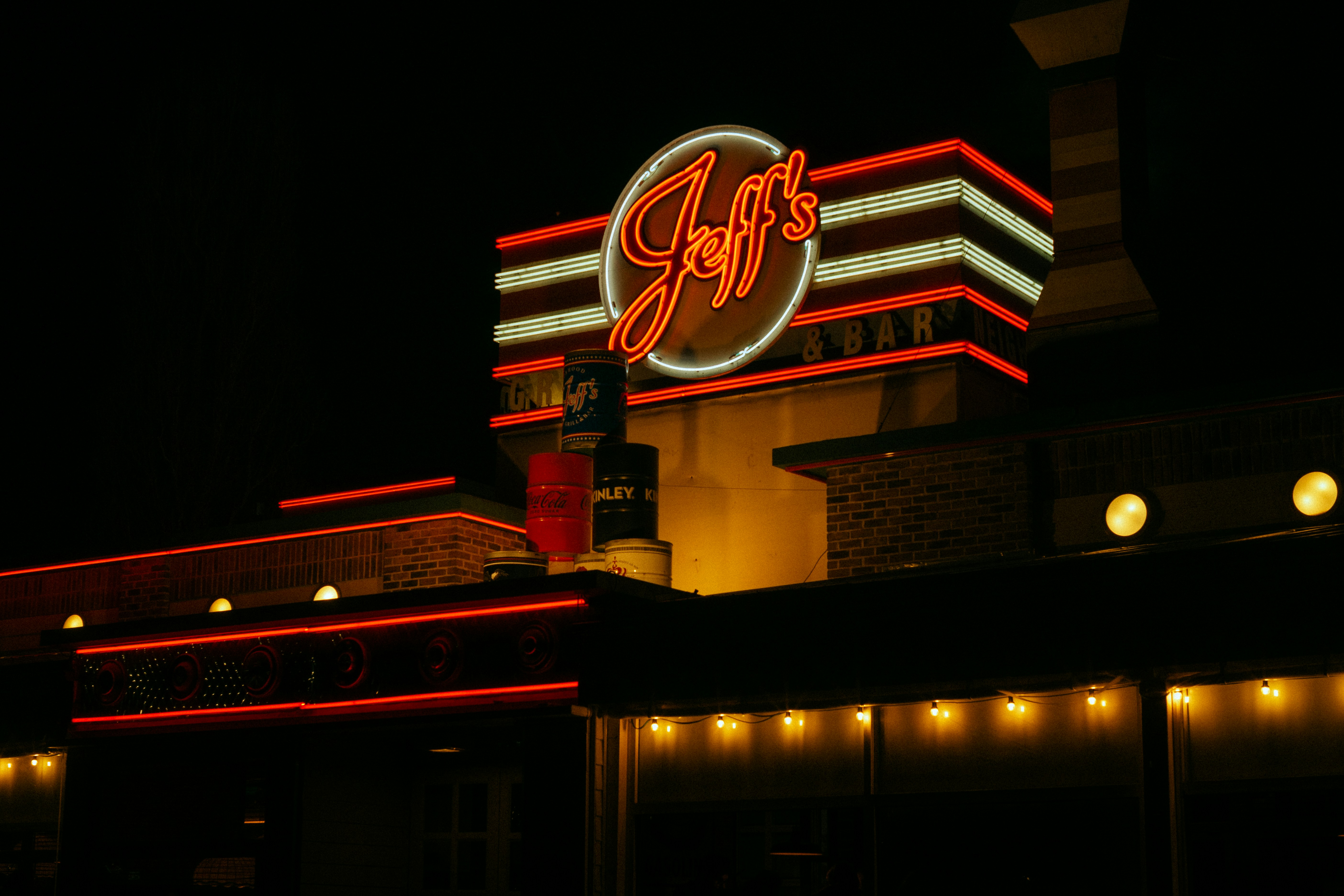 Jeff's restaurant neon sign at night