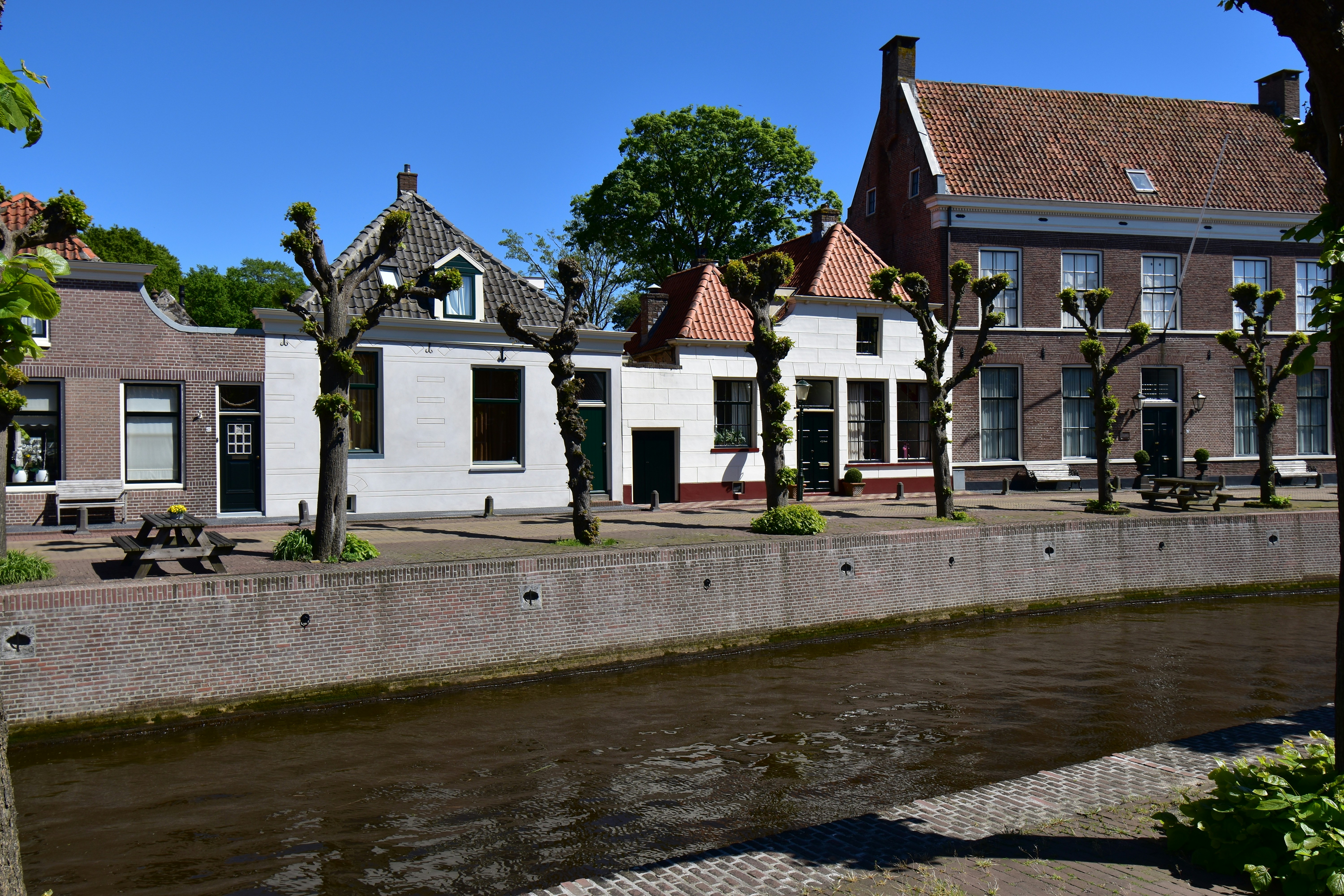 Canal com prédios e árvores em dias ensolarados