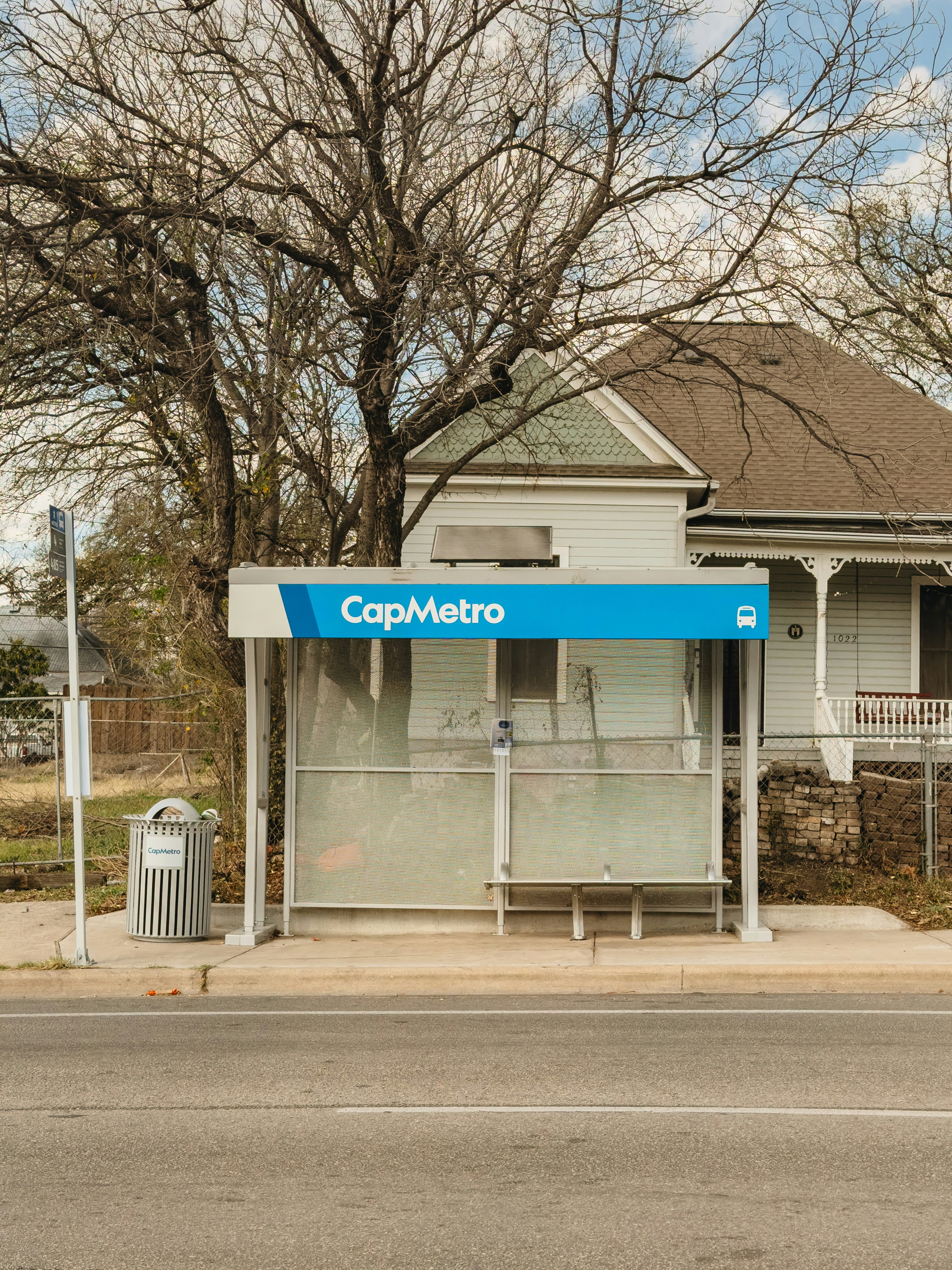 Una fermata di autobus Capmetro in una strada.