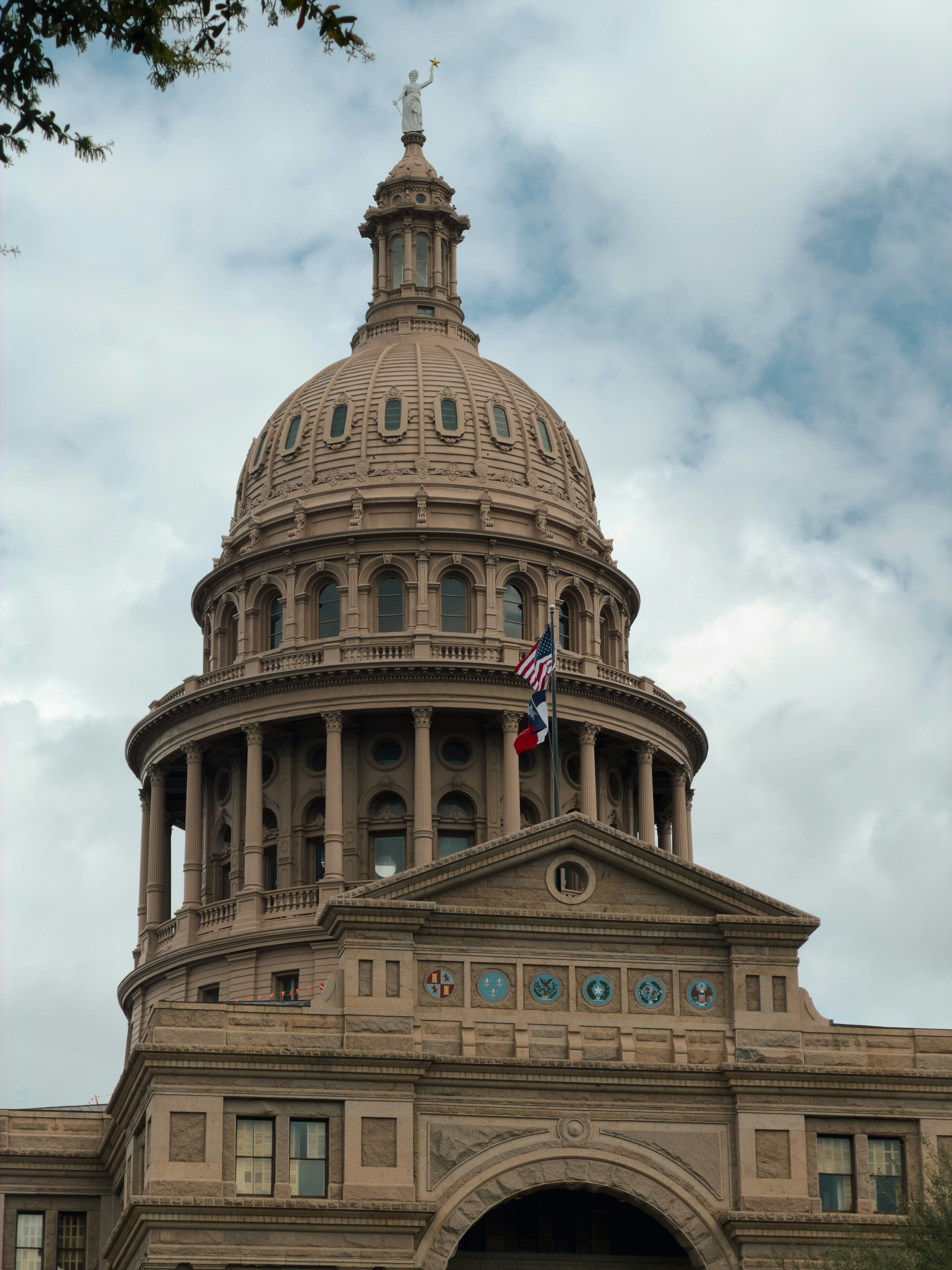 Edificio del Campidoglio dello Stato del Texas con cupola e bandiera