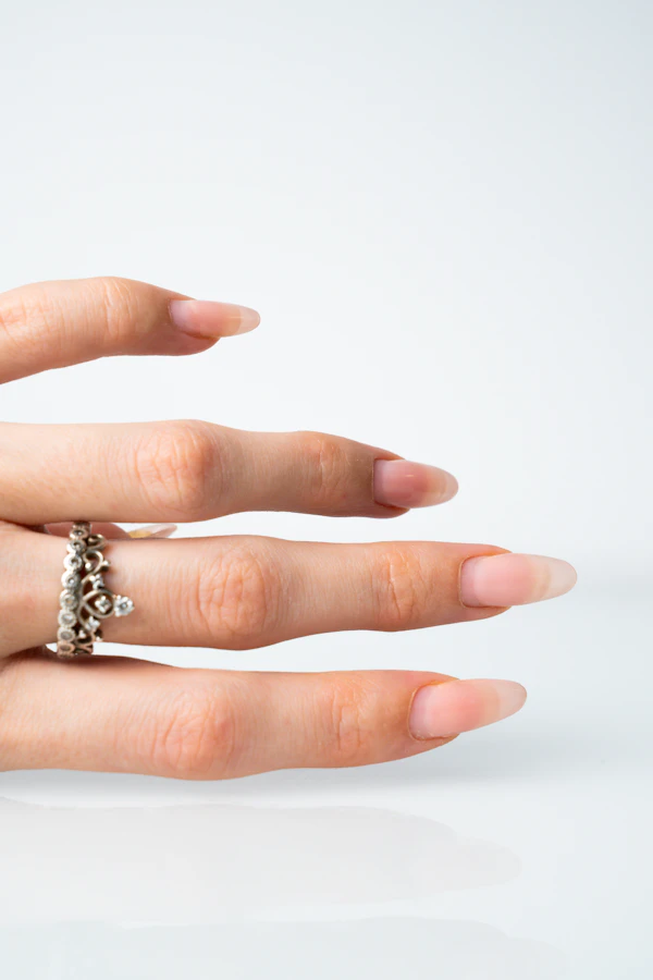 Manicura natural con anillo