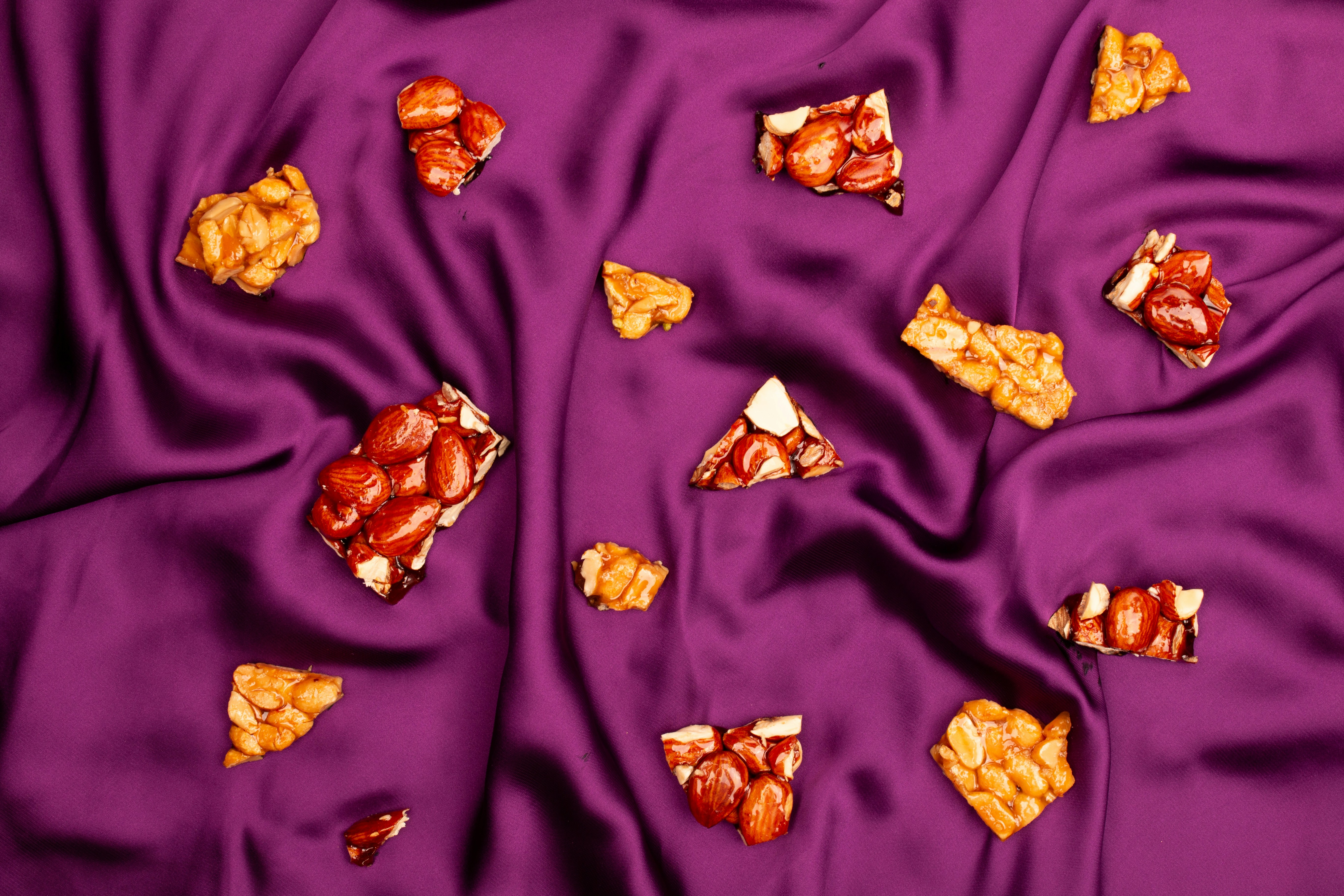 紫のシルクにイチゴとピーナッツの脆片が貼られています。
