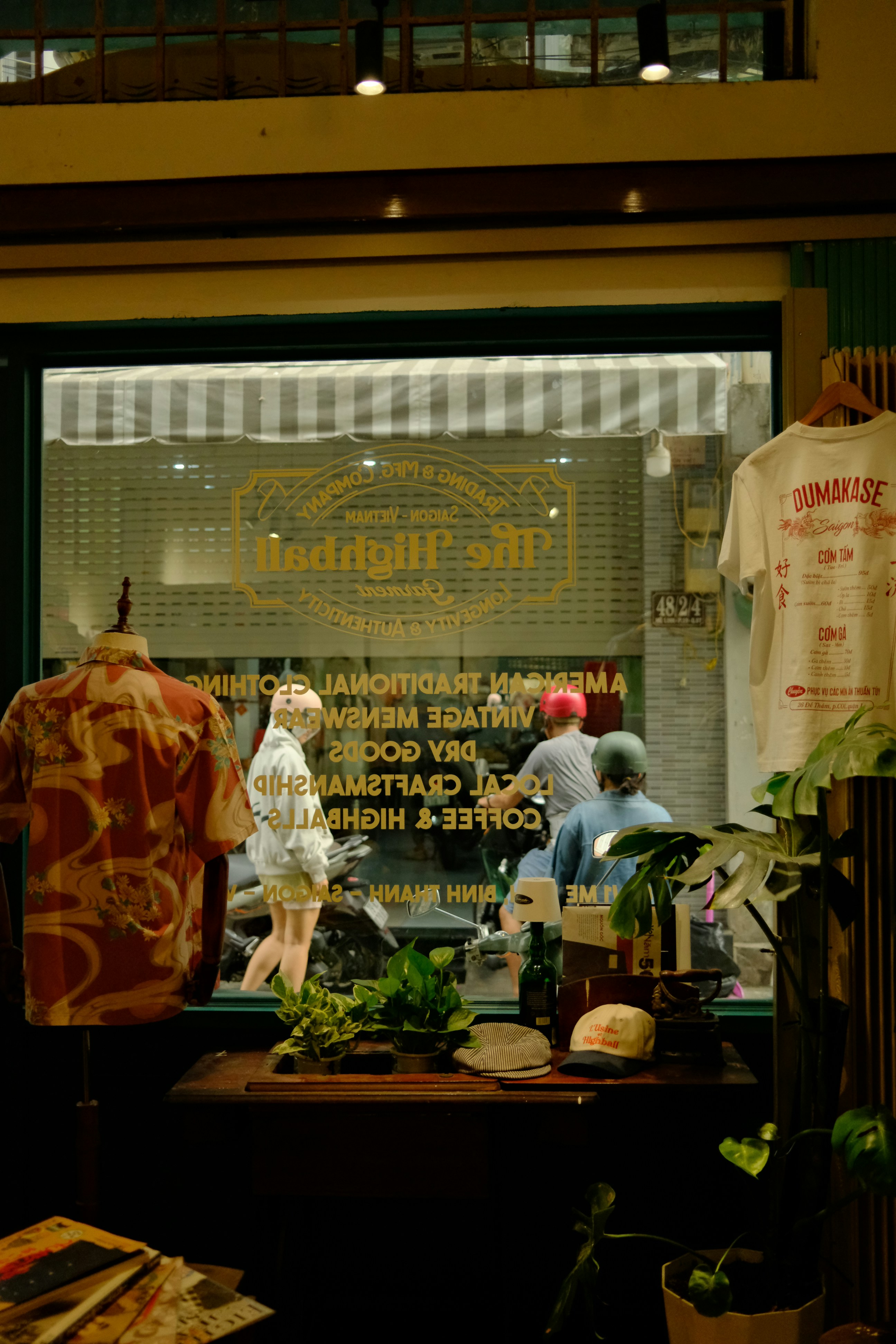 Bai Chay Shopping District: Malls, Souvenir Shops, and Seafood Markets